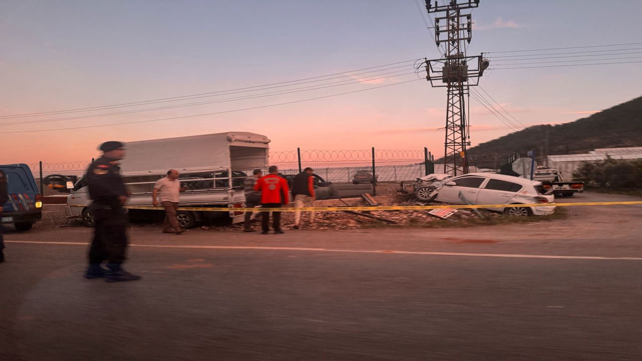 Mersinde Otomobil Ve Kamyonet Carpisti (2)