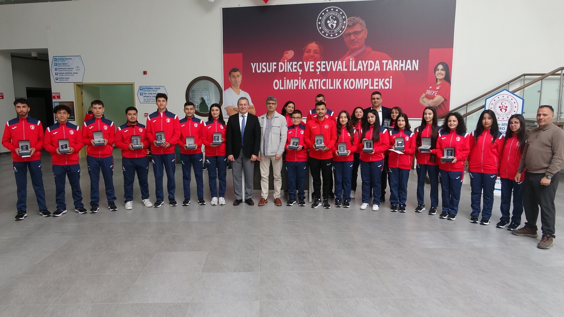 Milli Atıcı Yusuf Dikeç, Genç Sporculara Hediyeler Dağıttı (1)
