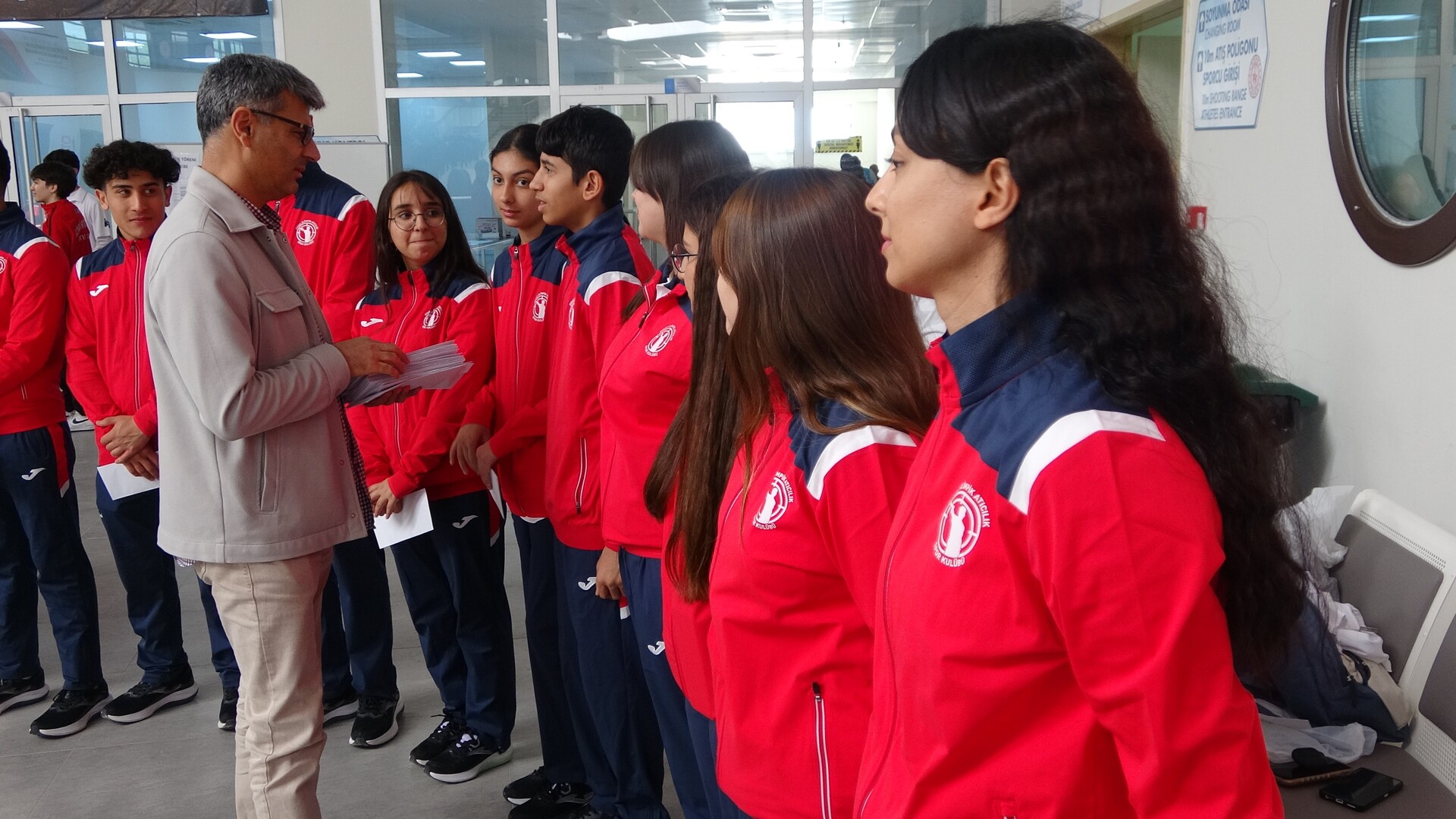 Milli Atıcı Yusuf Dikeç, Genç Sporculara Hediyeler Dağıttı (3)