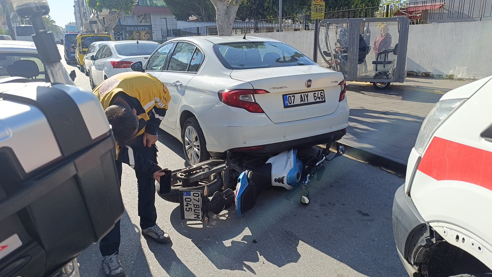 Otomobilin Aynasına Çarpan Motosiklet Park Halindeki Aracın Altına Girdi 1 Yaralı (1)