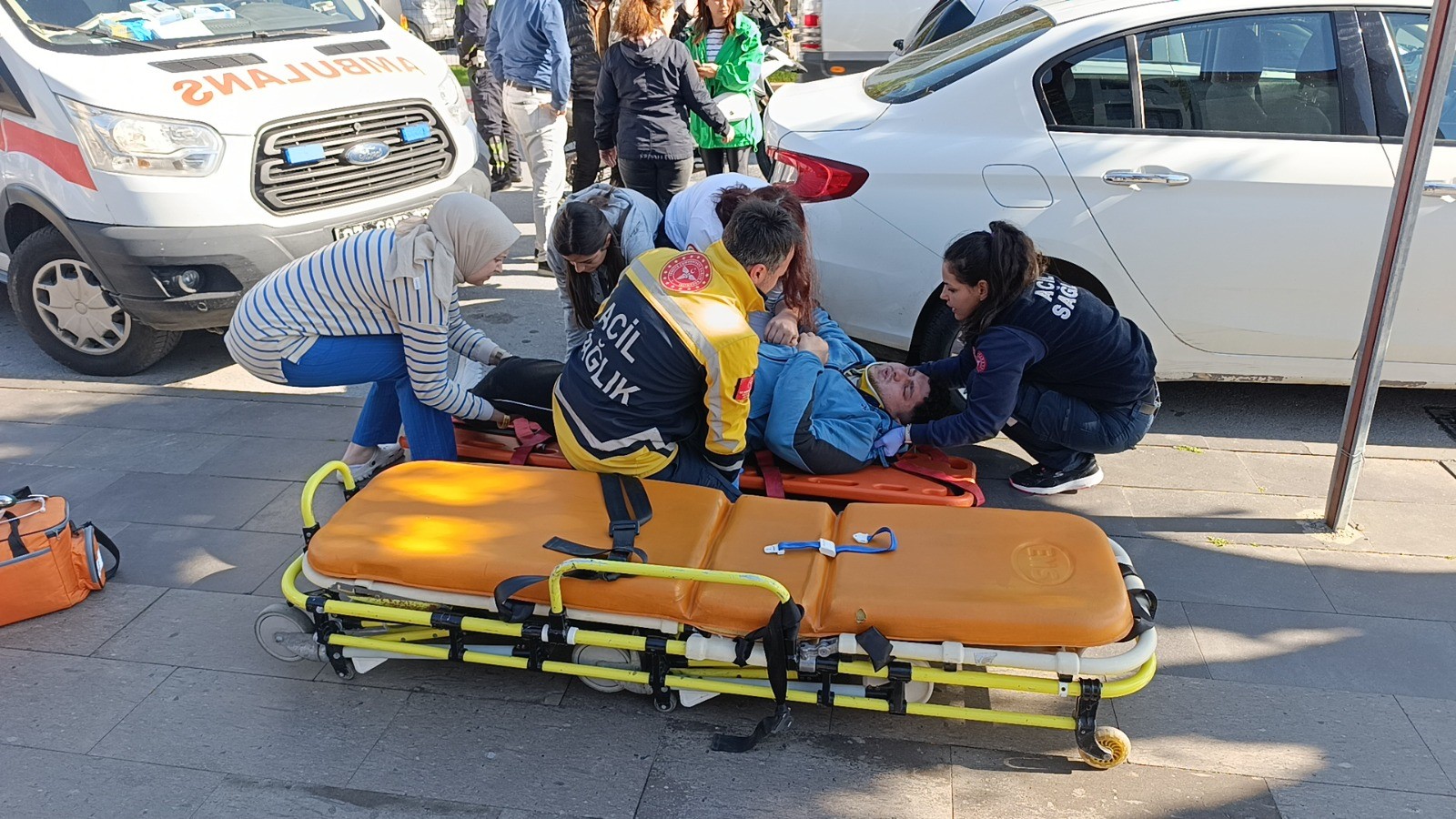 Otomobilin Aynasına Çarpan Motosiklet Park Halindeki Aracın Altına Girdi 1 Yaralı (2)
