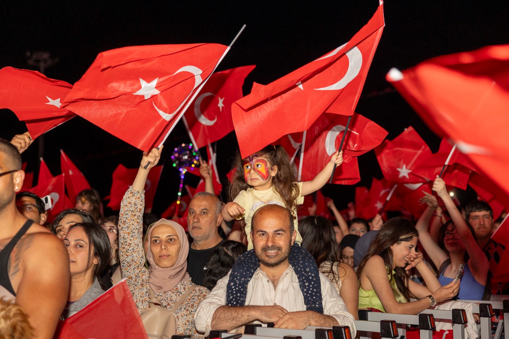 Sanatçı Ece Seçkin, Mersin'de Sahne Aldı (3) (Large)
