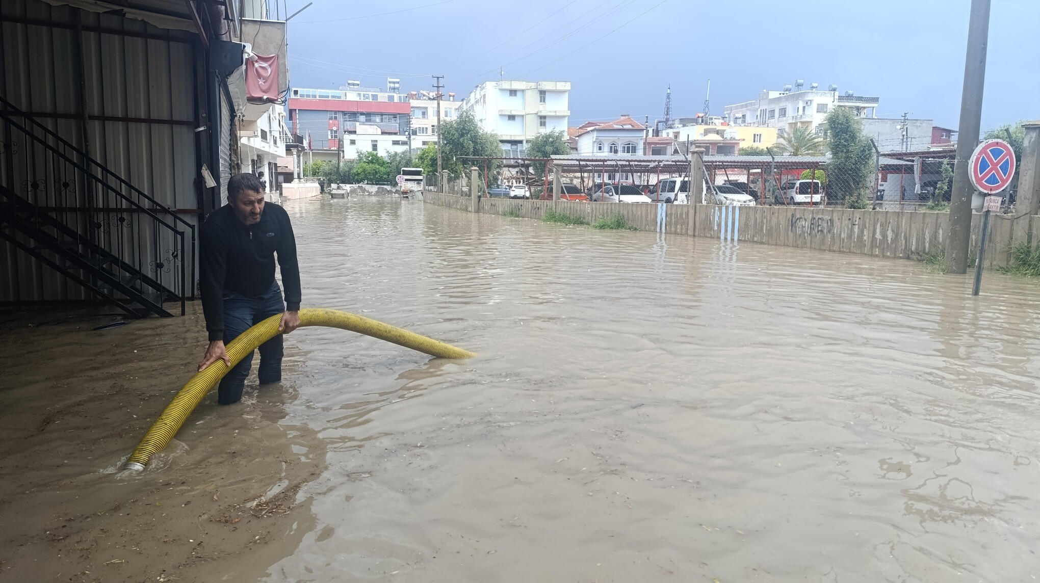 Silifke'de Kuvvetli Yağış, Cadde Ve Iş Yerlerini Sular Altında Bıraktı (1)