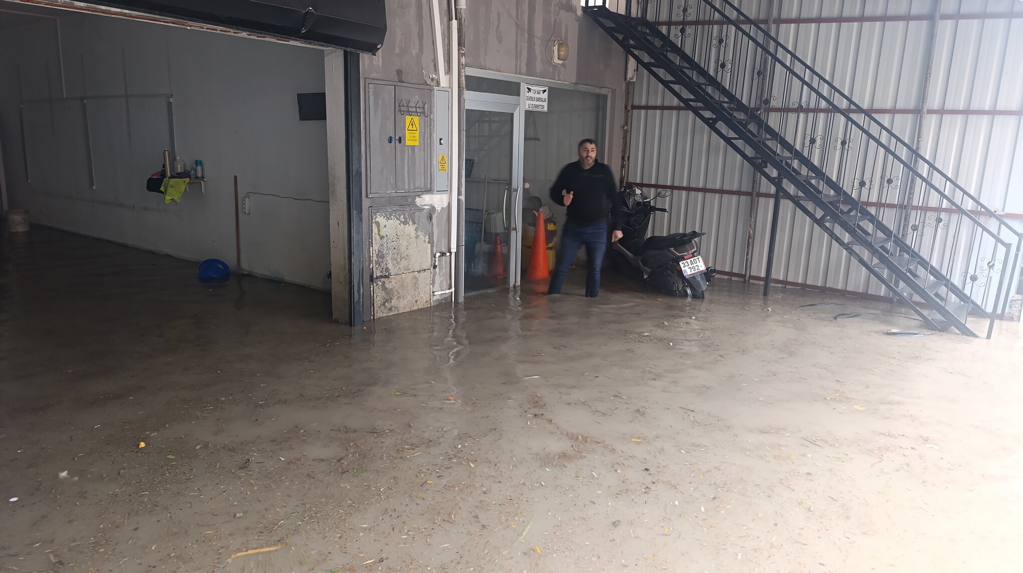 Silifke'de Kuvvetli Yağış, Cadde Ve Iş Yerlerini Sular Altında Bıraktı (2)