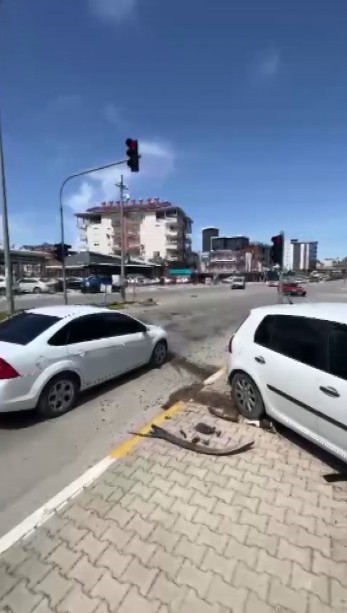 'U' Dönüşü Yapmaya Hazırlanırken Kazaya Sebebiyet Verdi, Hiç Bir Şey Olmamış Gibi Yoluna Devam Etti (2)
