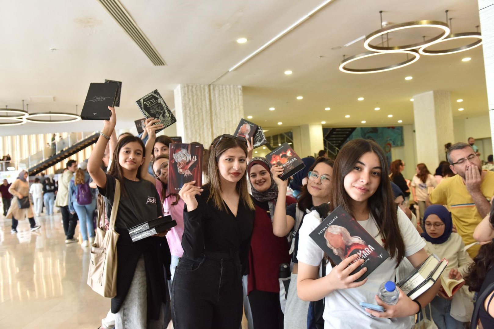 Unlu Yazarlardan Kepez Kitap Fuarina Ovguler 7 (Large)