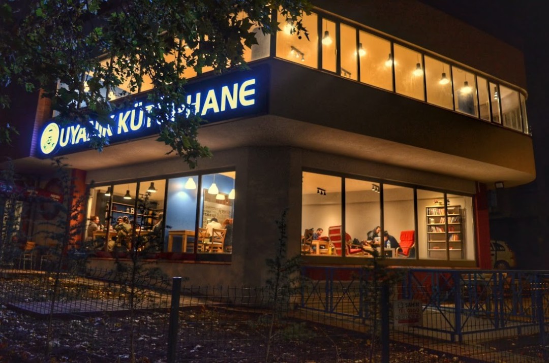 Uyanık Kütüphanesi