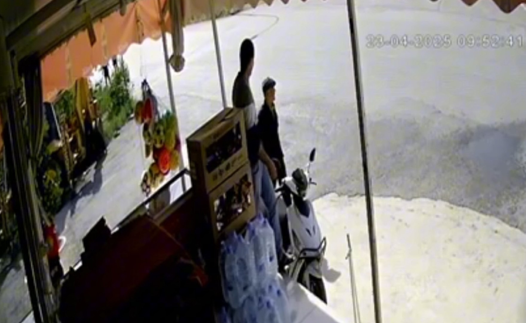 Yaşlı Adamın Şapkası Işletmecinin Aklını Başından Aldı (2) (Large)