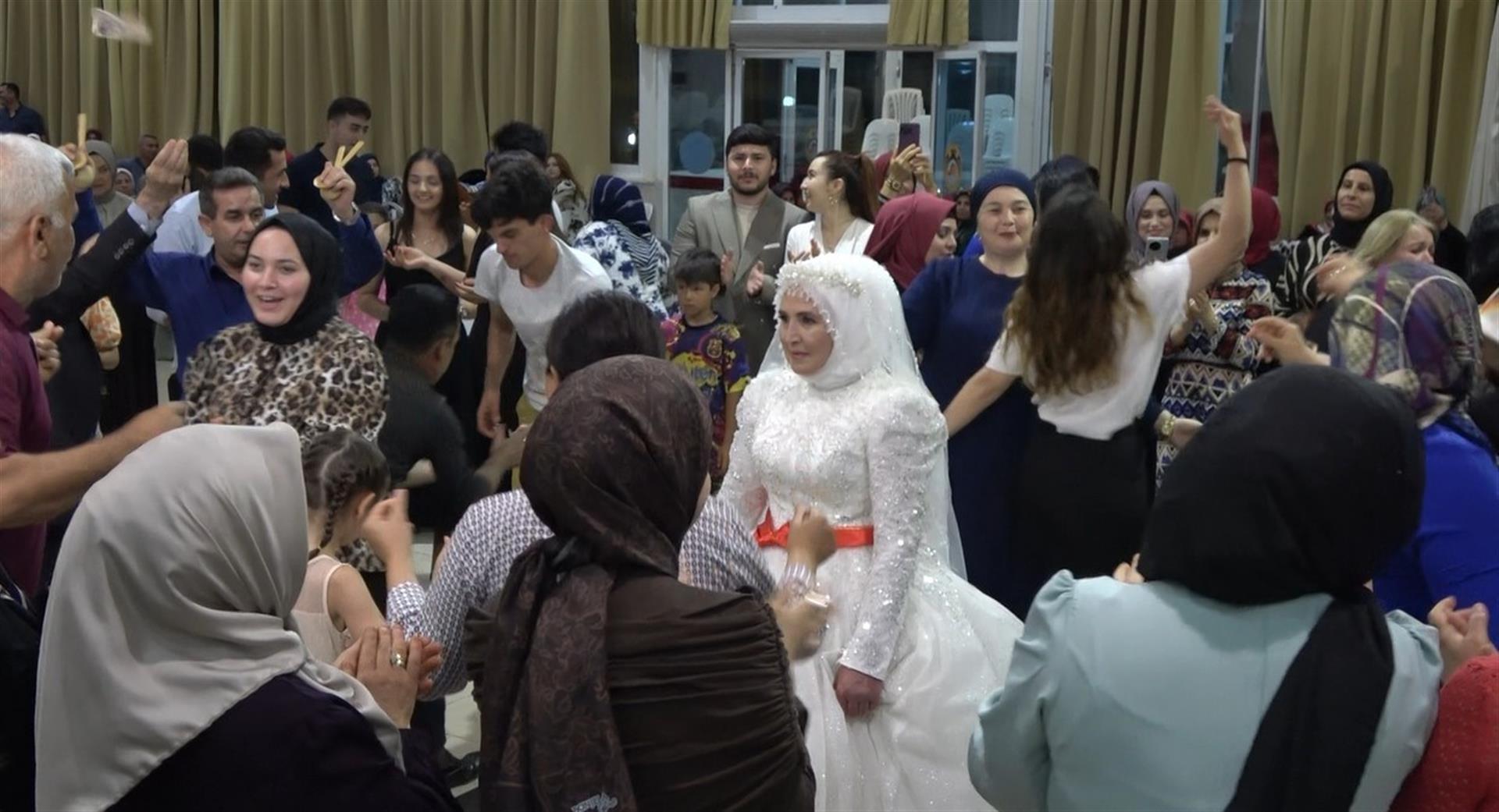Aileleri Izin Vermedi Onlar Kaçtı! 33 Yıl Sonra Gelen Düğün (2) (Large)