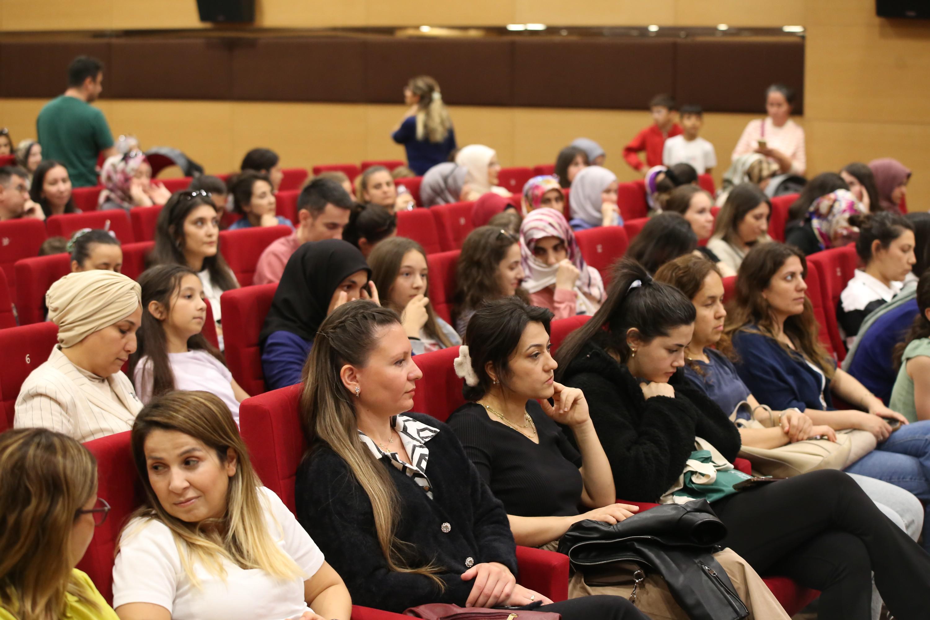 Akademisyen Anne Kepez Kitap Fuarinda 3