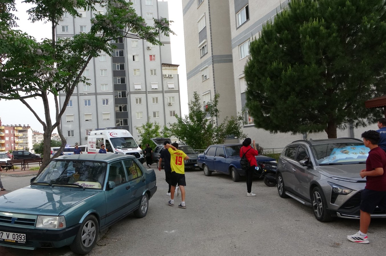 Çatıya Çıkan Kadını Polisler Ikna Etti (3)