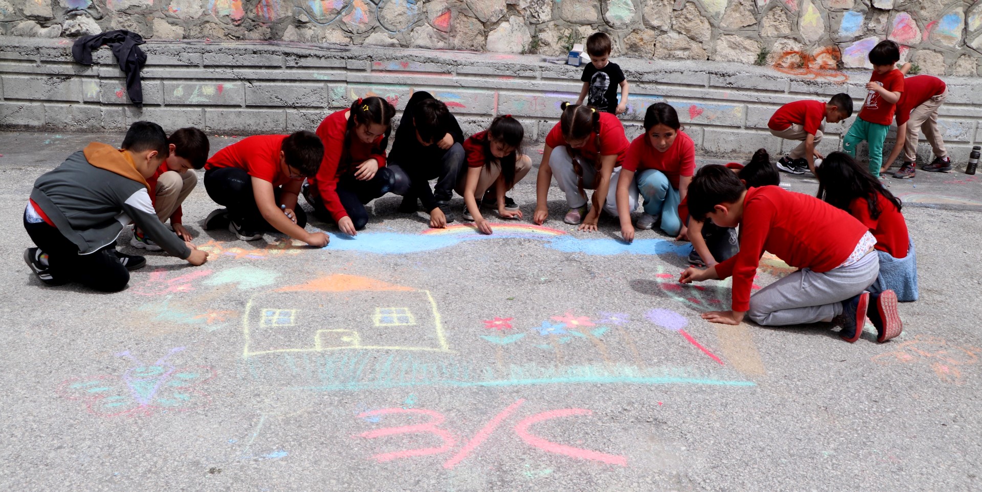 Cocuklar Hem Resim Yapti Hem Eglendi 700427 207372 (Large)