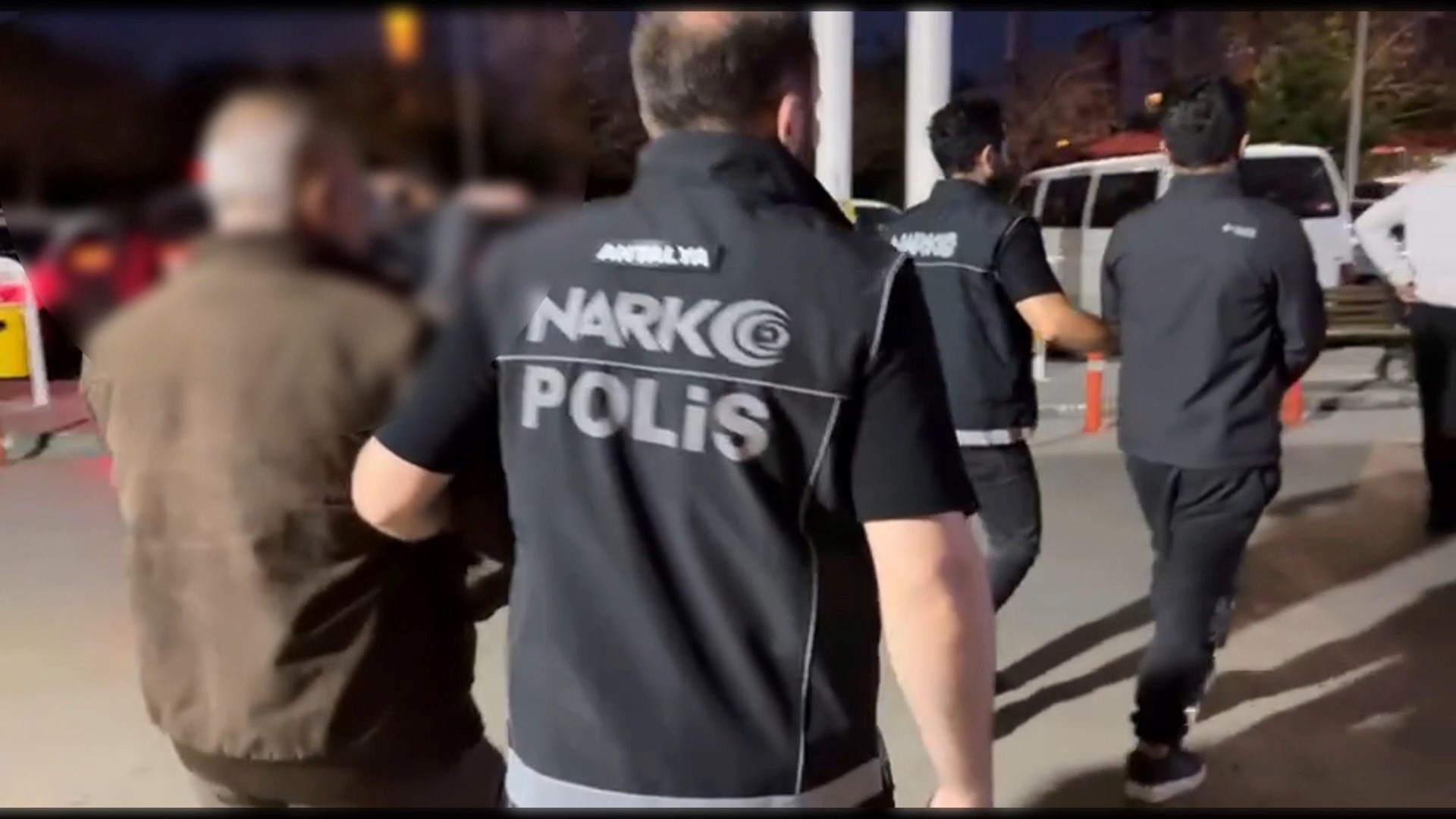 Havalimaninda Yakalanan 2 Suphelinin 35 700586 207414 (Large)