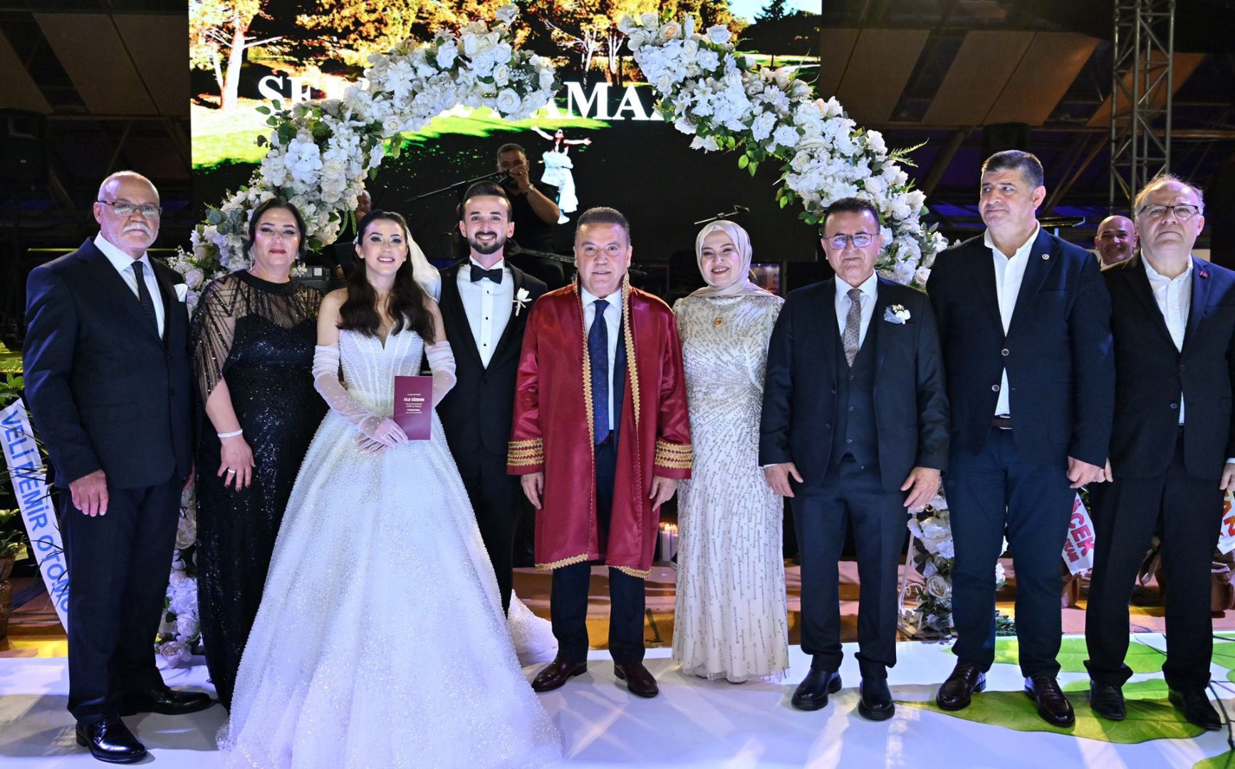 Is Siyaset Ve Spor Dunyasini Bulusturan 707807 209413 (Large)