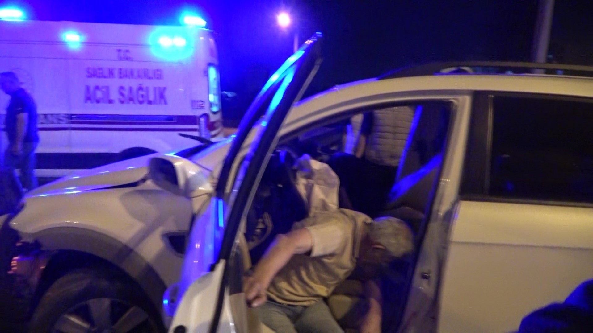 Kazada Yaralanan Kişiyi Hayatta Tutmak Için Dakikalarca Kalp Masajı Yapıp Zamanla Yarıştılar (1) (Large)