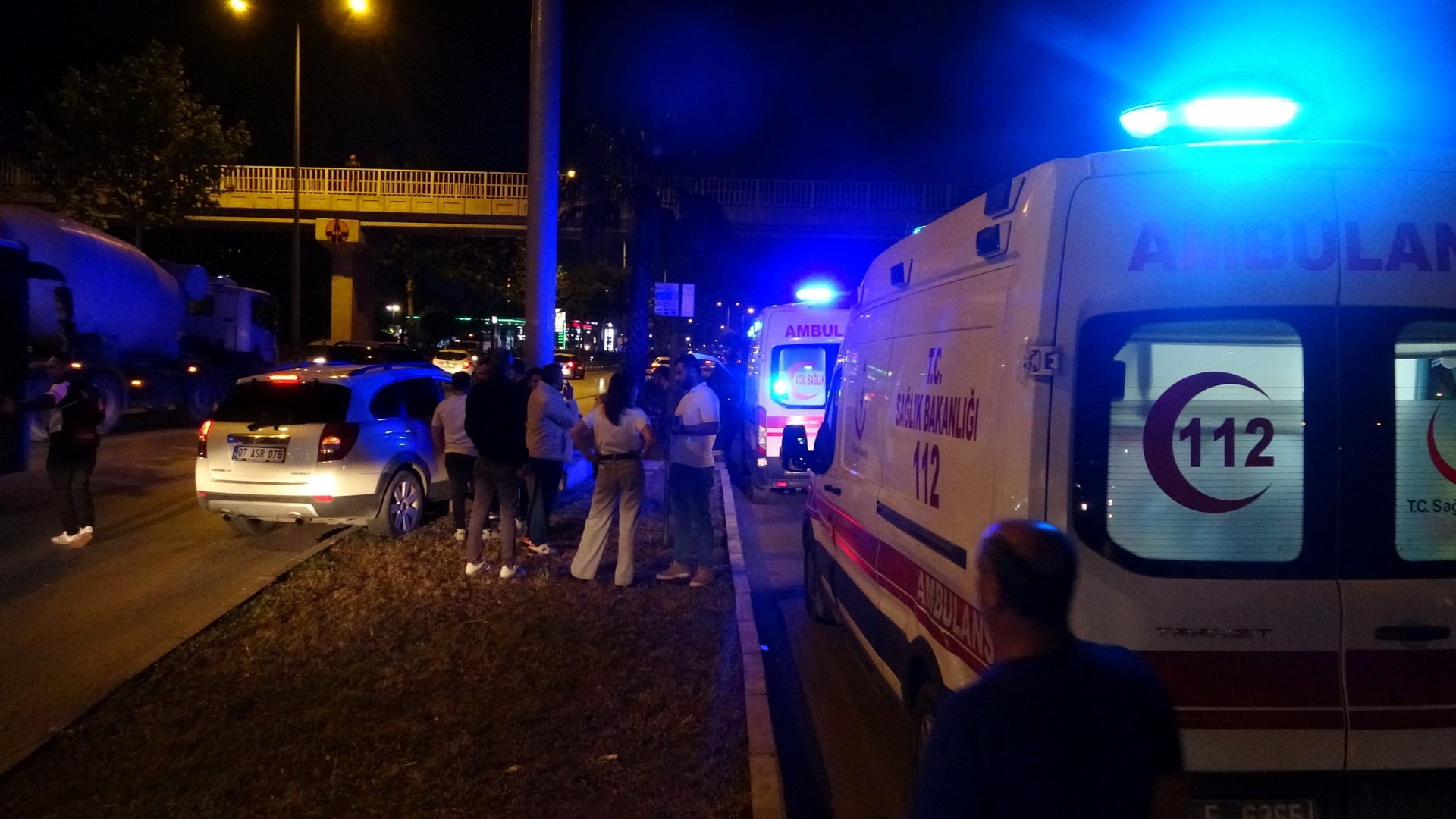 Kazada Yaralanan Kişiyi Hayatta Tutmak Için Dakikalarca Kalp Masajı Yapıp Zamanla Yarıştılar (4) (Large)