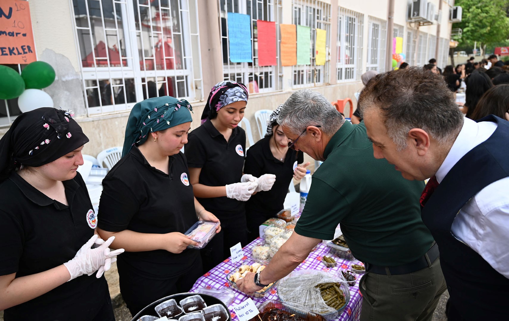 Kemer Belediye Başkanı Necati Topaloğlu, Liselilerin Kermesine Katıldı (3) (Large)