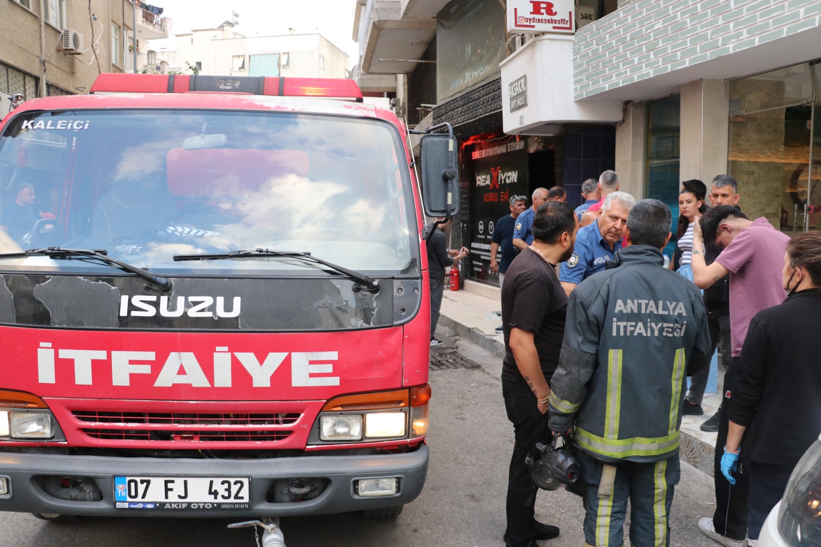 Korku Evinde Testere Tamiri Sirasinda 713049 210962 (Large)