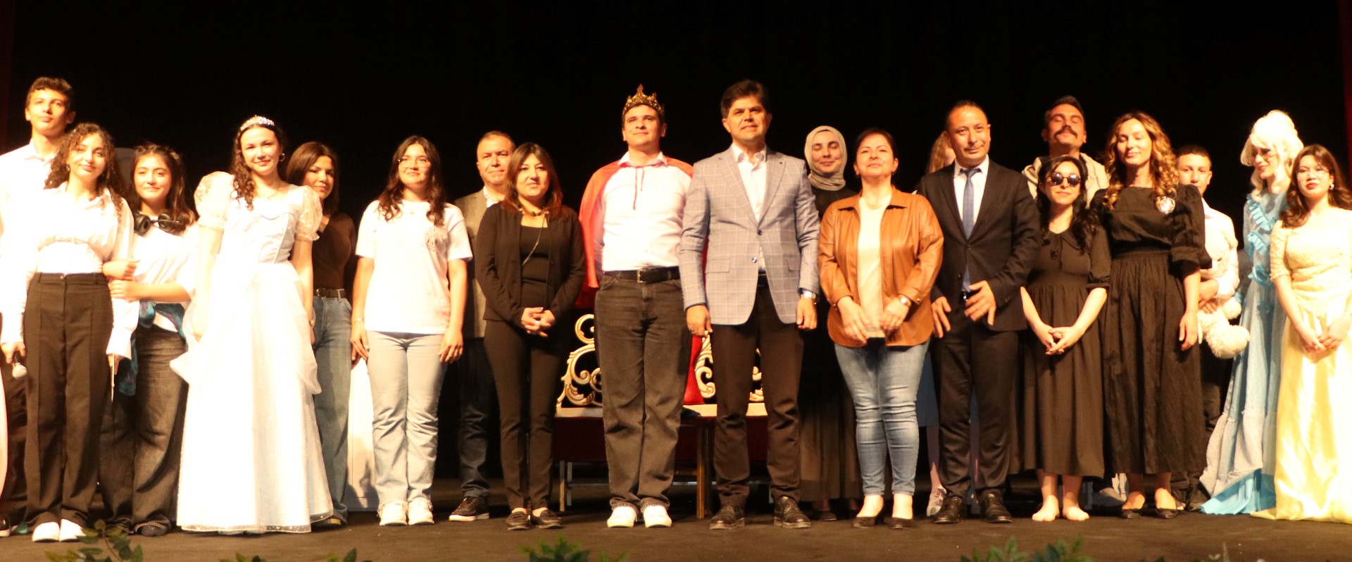 Liselilerden Ingilizce Tiyatro 711097 210426 (Large)