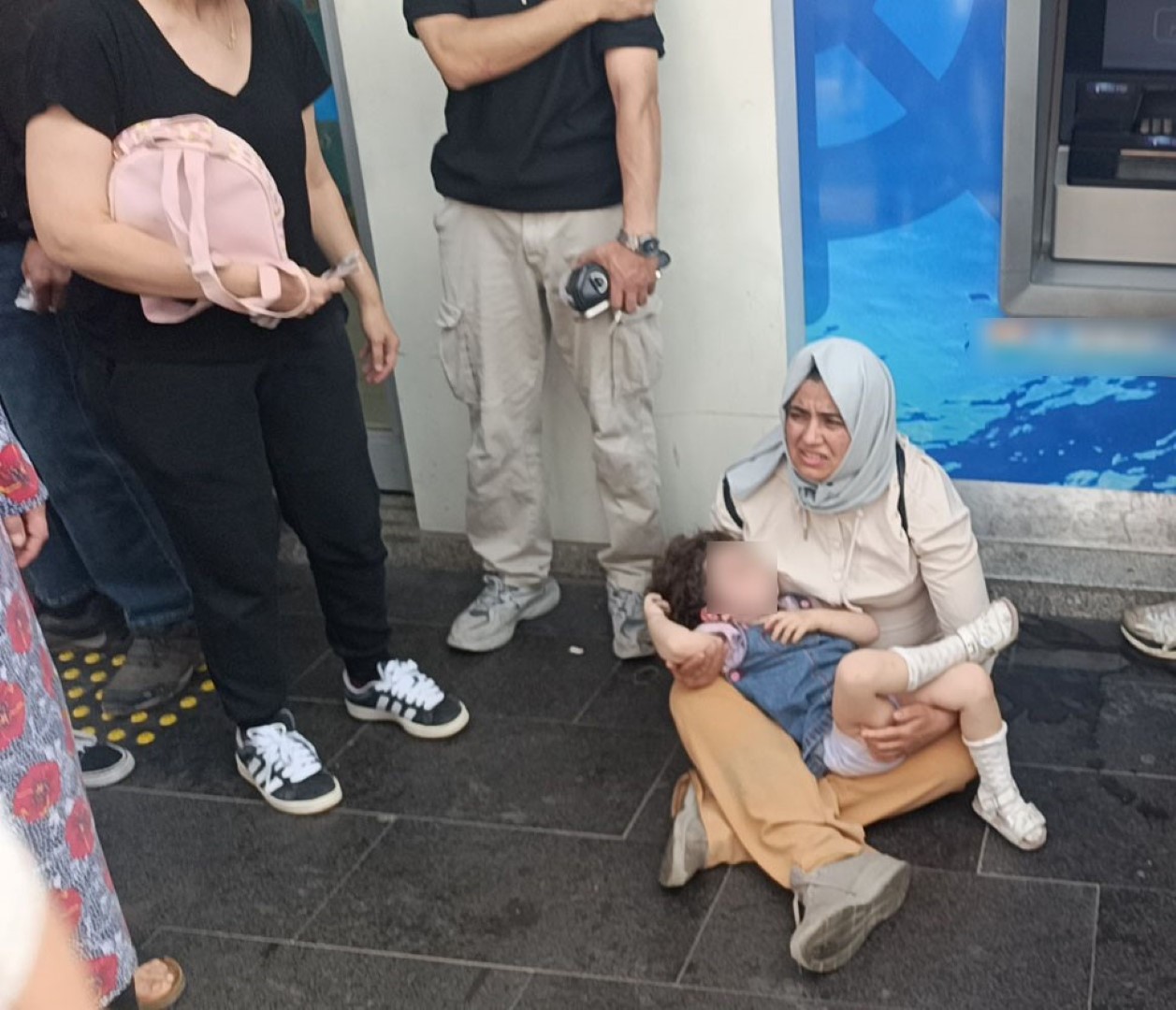 Manavgat'ta Motosikletli Kurye Yaya Geçidinde Anne Ve Kızına Çarptı 3 Yaralı (4) (Large)
