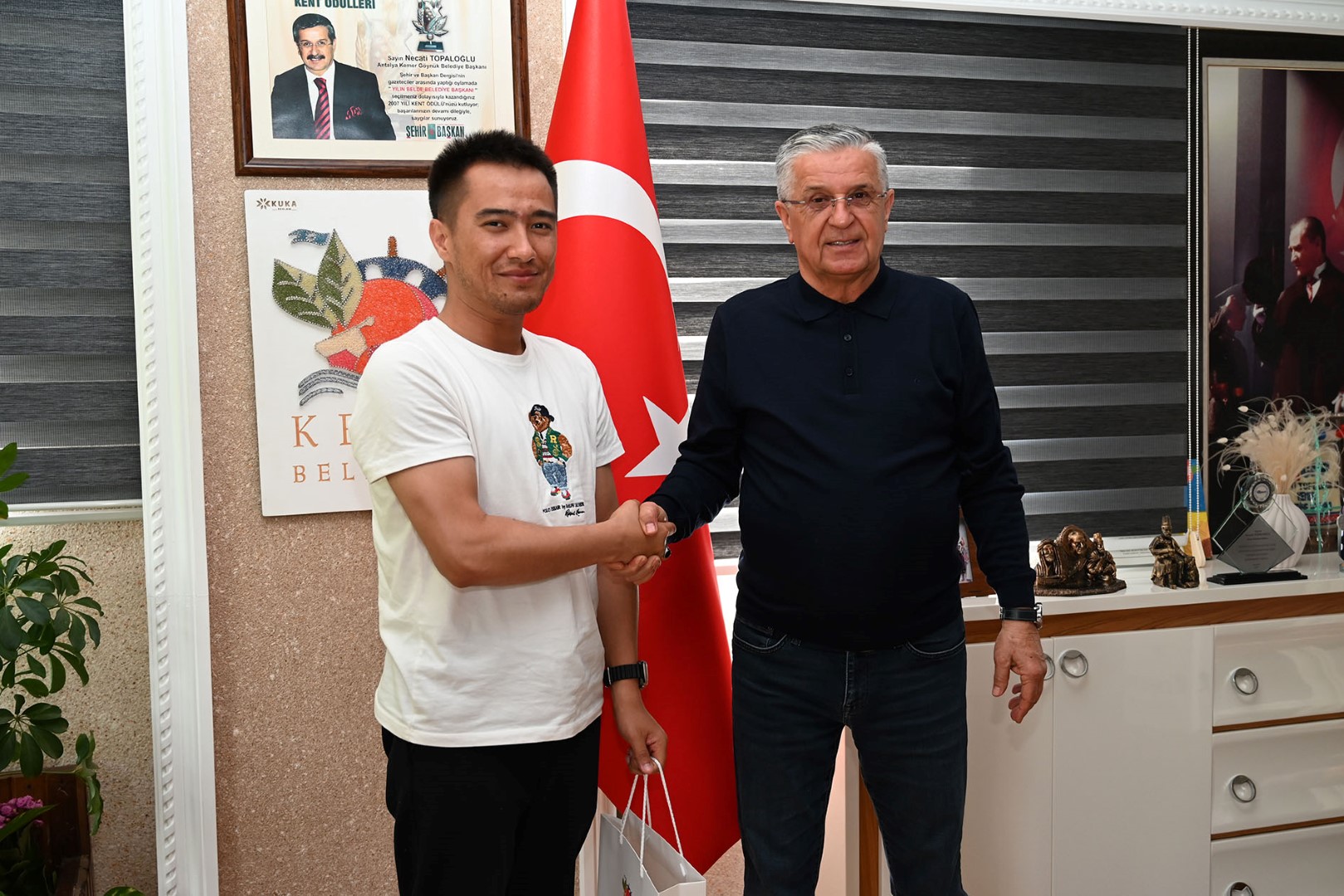 Raykhon Dans Grubu’ndan Başkan Topaloğlu’na Ziyaret (2) (Large)