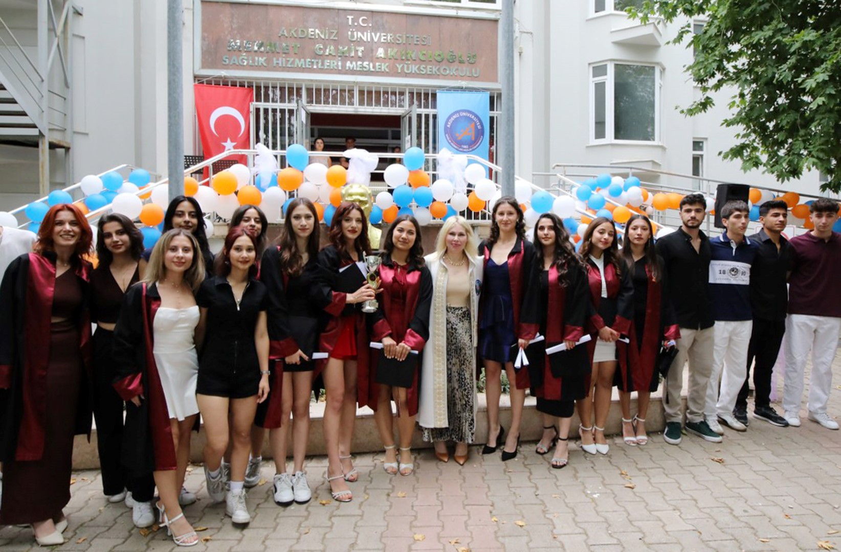 Saglik Hizmetleri Myo Ogrencileri Mezun 742797 219312 (Large)