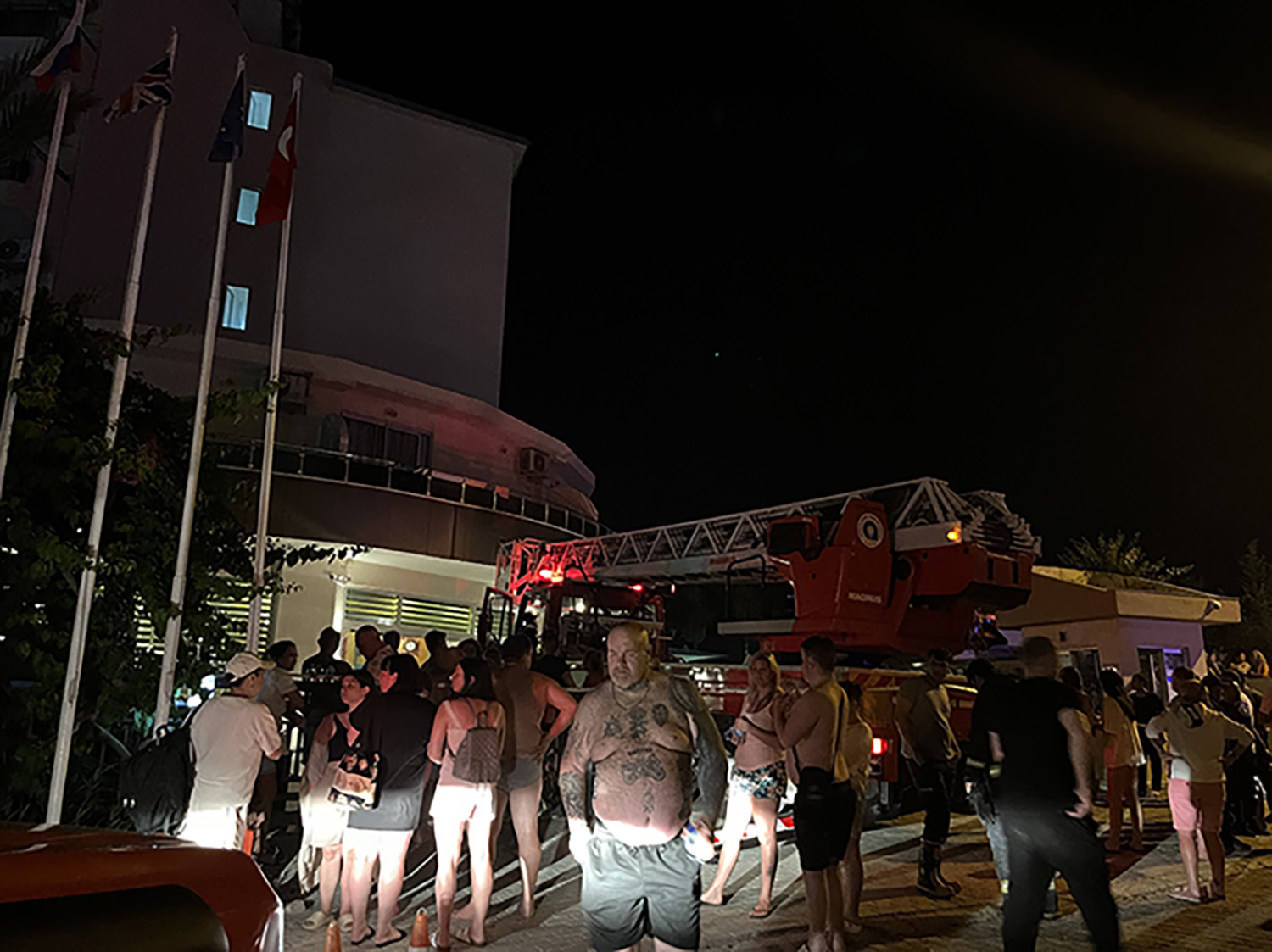 5 Yıldızlı Oteldeki Yangında Tahliye Edilen 622 Turist Civar Otellere Yerleştirildi (5)