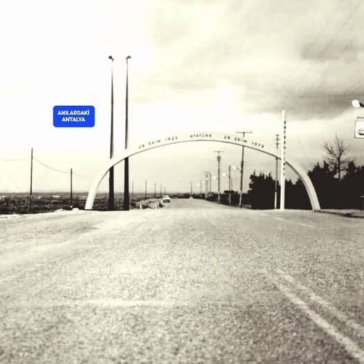 70'Li Yıllarda Konyaaltı Caddesindeki Meteoroloji Binası Önü