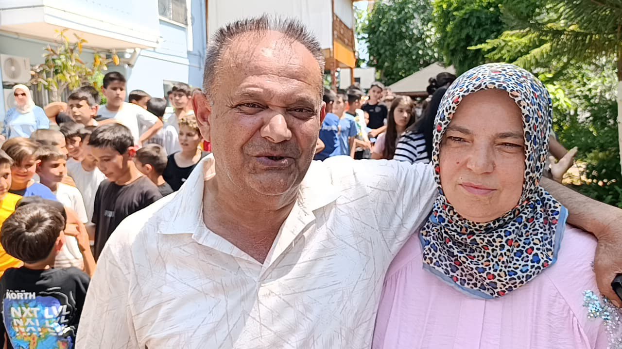 Adanalı Çiftin Bayram Geleneği Sürüyor Yüzlerce Çocuğa Harçlık Verdiler (2)