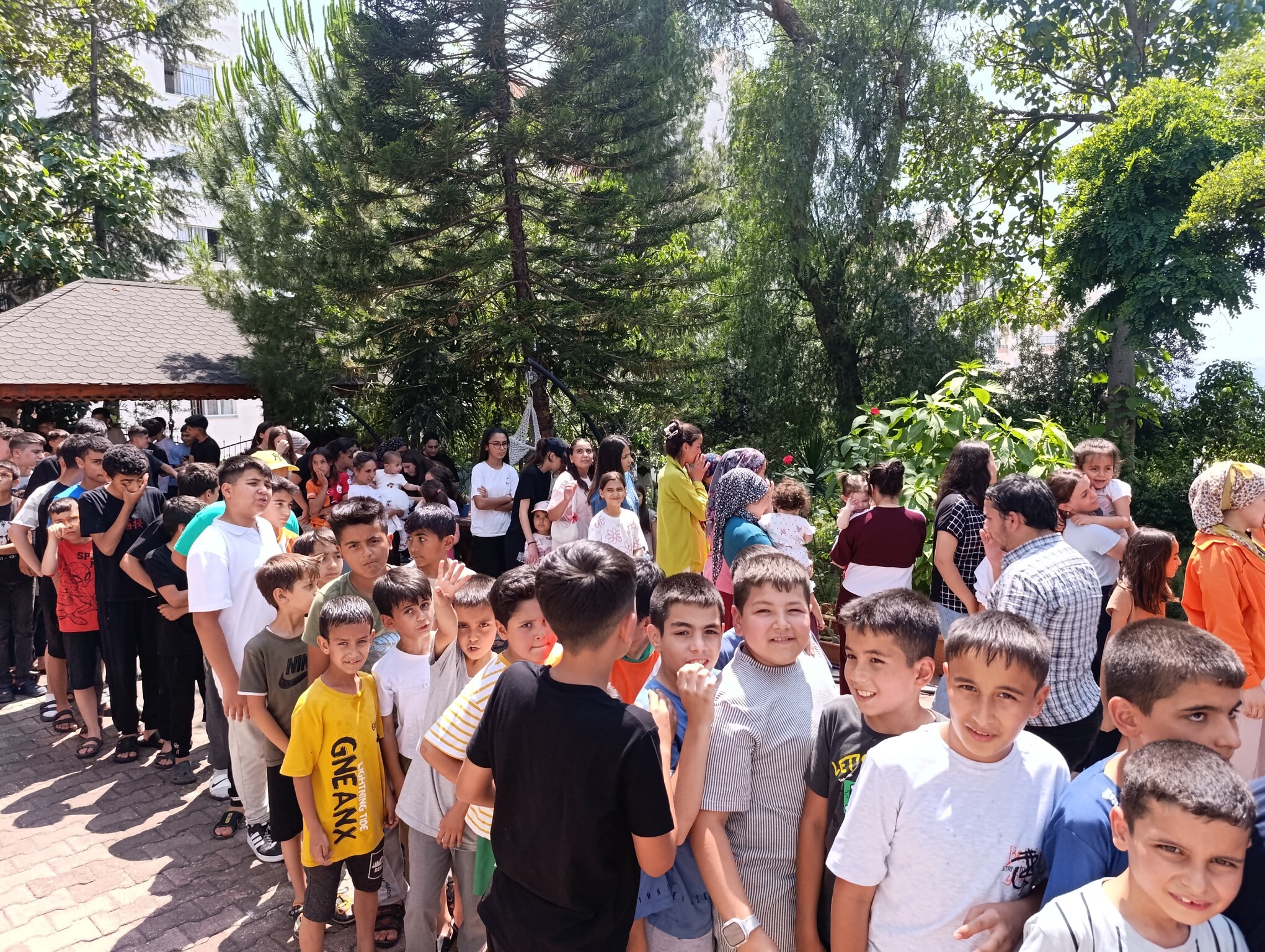 Adanalı Çiftin Bayram Geleneği Sürüyor Yüzlerce Çocuğa Harçlık Verdiler (5)