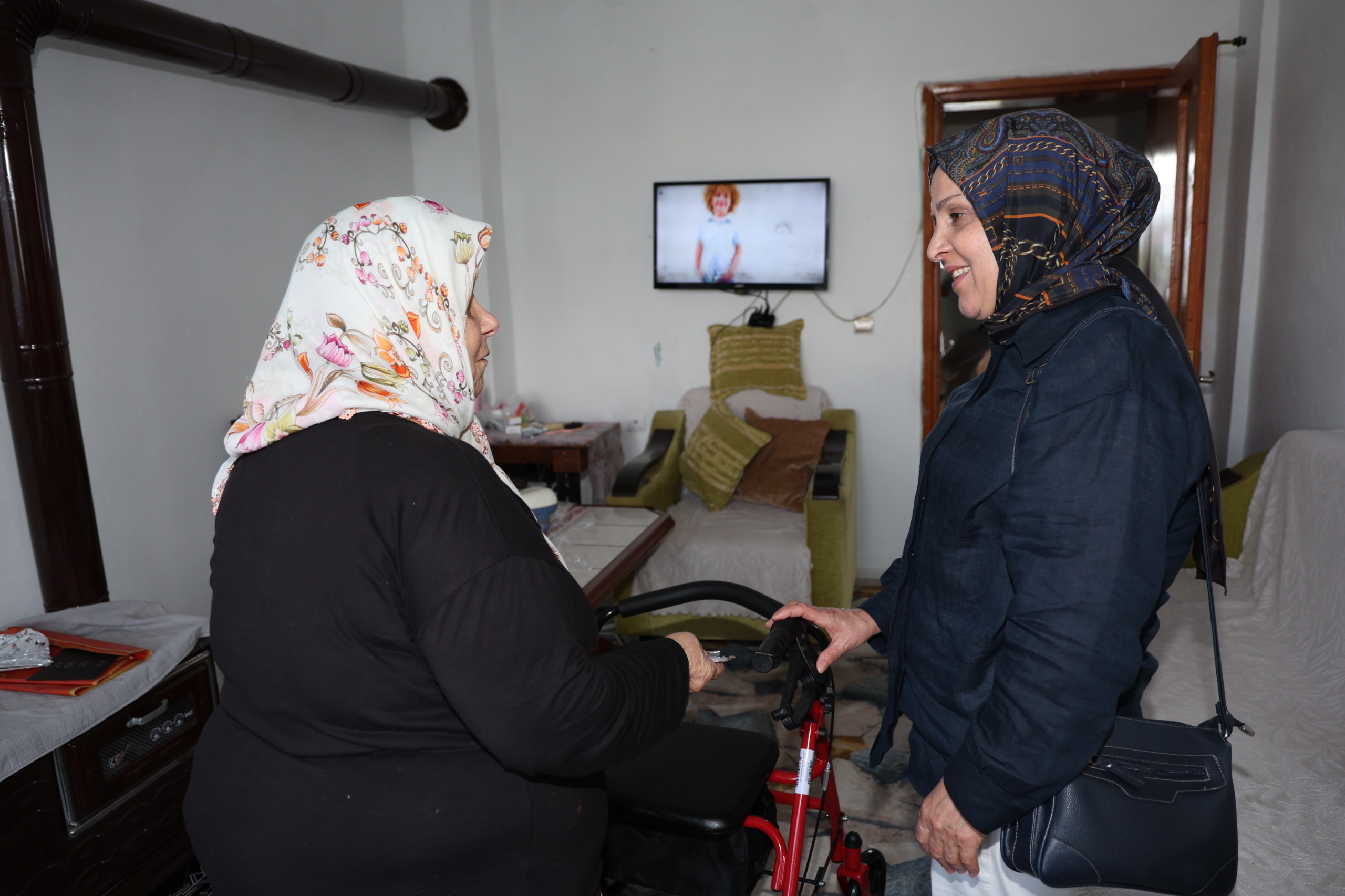 Aksu Belediye Başkanı İsa Yıldırım’ın Eşi Emine Yıldırım Gönüllere Dokundu (4)