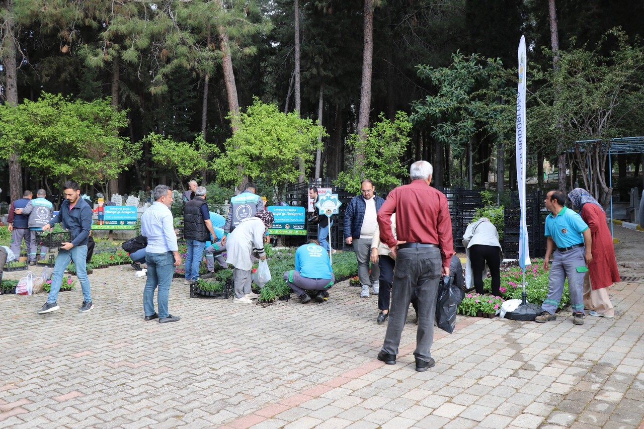 Alanya Belediyesi Mezarlıklarda Cicek Dagitacak (3)