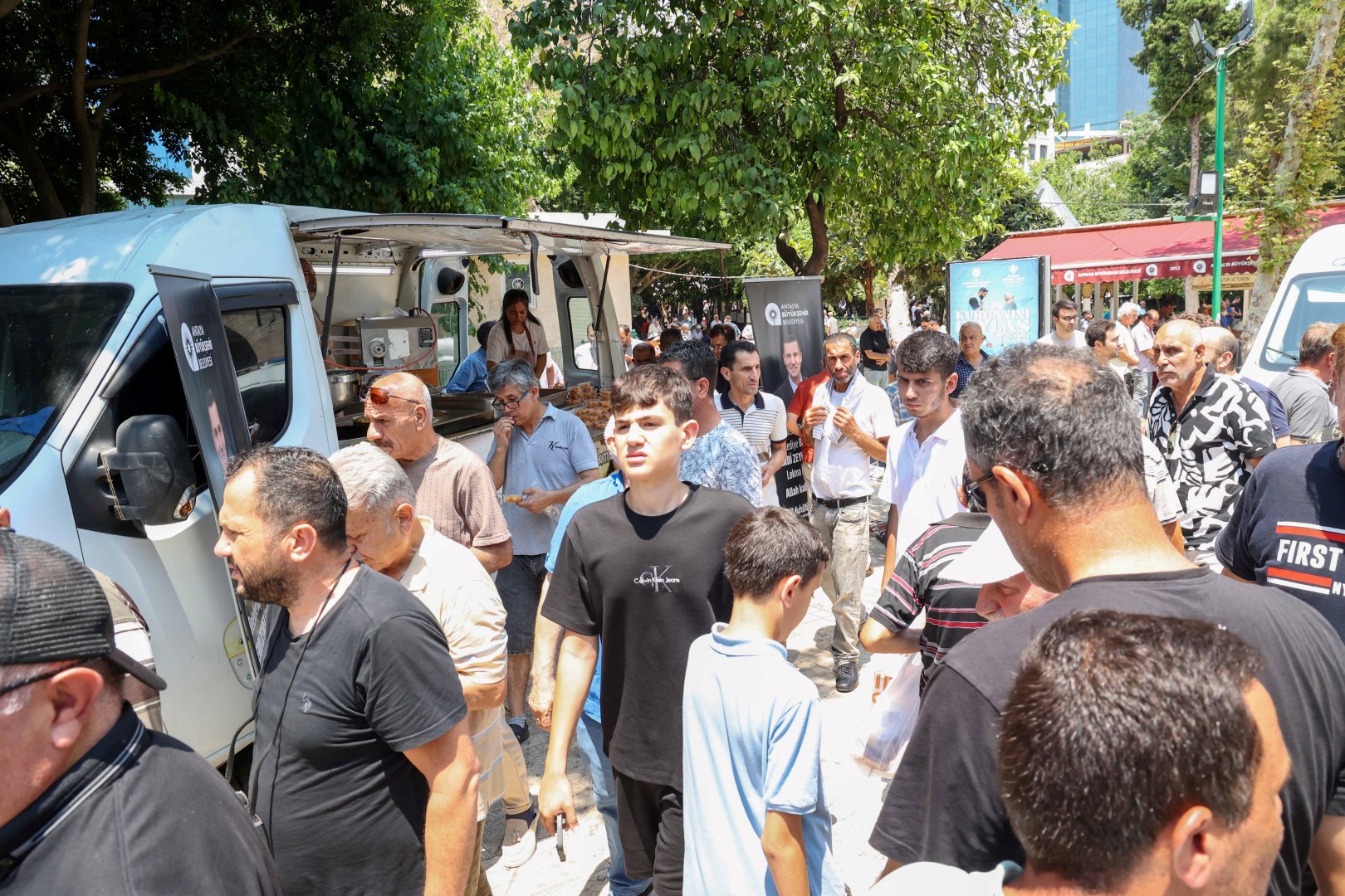 Antalya Büyükşehir Belediyesi’nden Ferdi Zeyrek Için Lokma Dağıtımı (11) (Large)