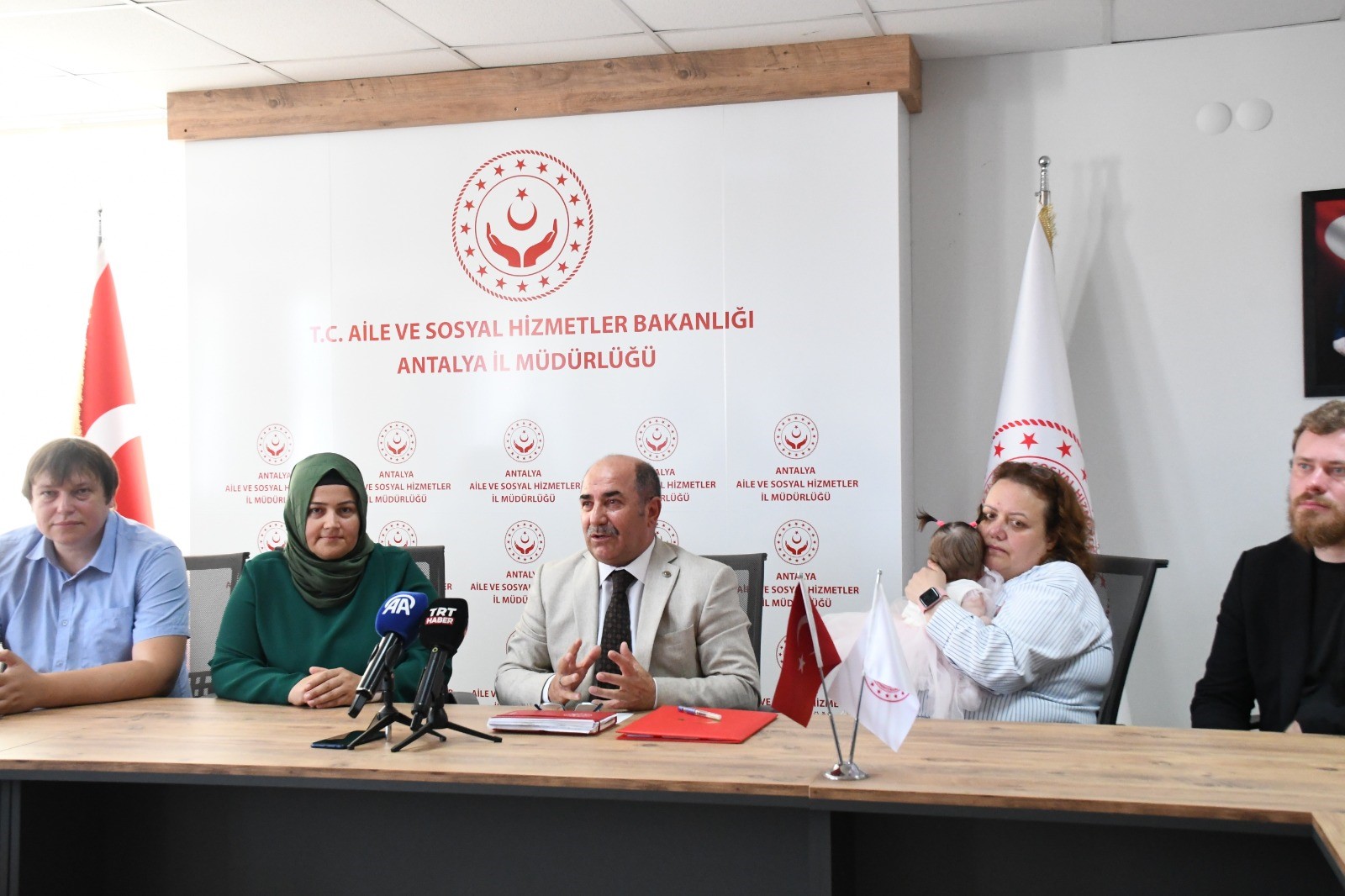 Antalya Havalimanı'nda Doğan Ve Tuvalete Bırakılan Bebek, Rus Yetkililere Teslim Edildi (2)