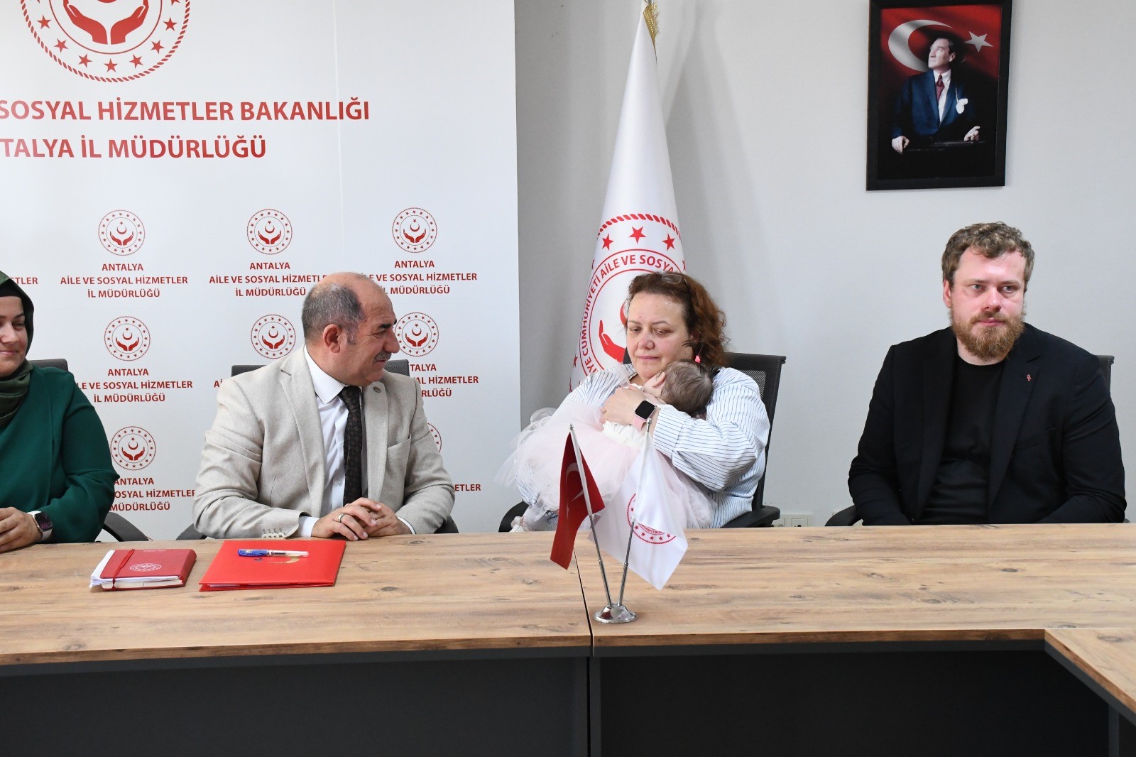 Antalya Havalimanı'nda Doğan Ve Tuvalete Bırakılan Bebek, Rus Yetkililere Teslim Edildi (3)