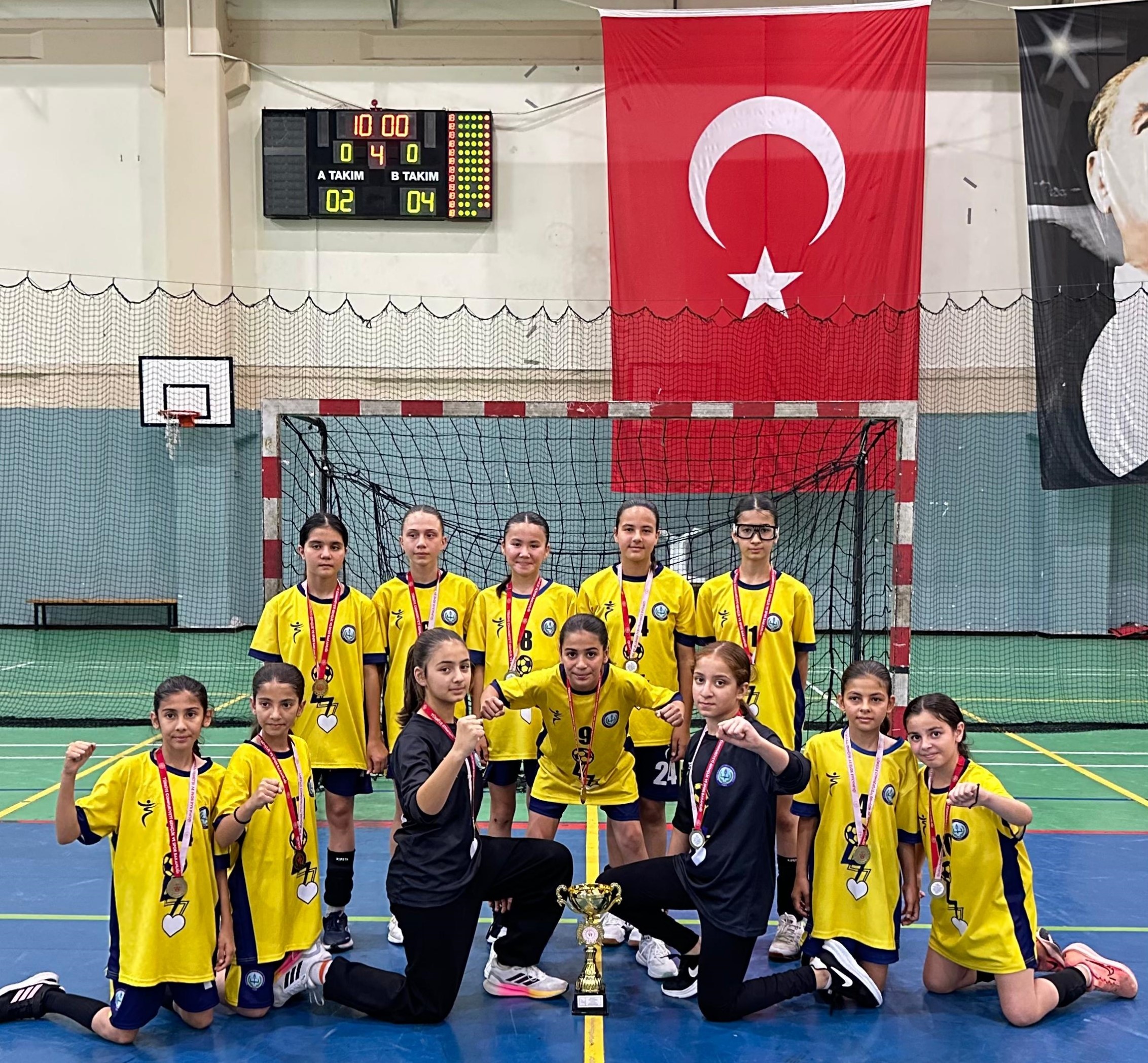 Antalya’da Nadire Konuk Ali Oğuz Konuk Ortaokulu’nun Kızları Rekor Kırdı (3)