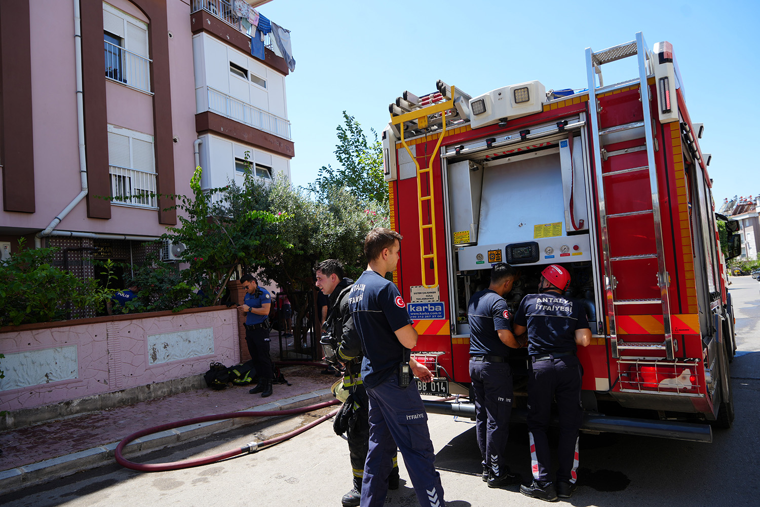 Antalyada Yangın Paniği Apartman Dumanla Kaplandı (1)