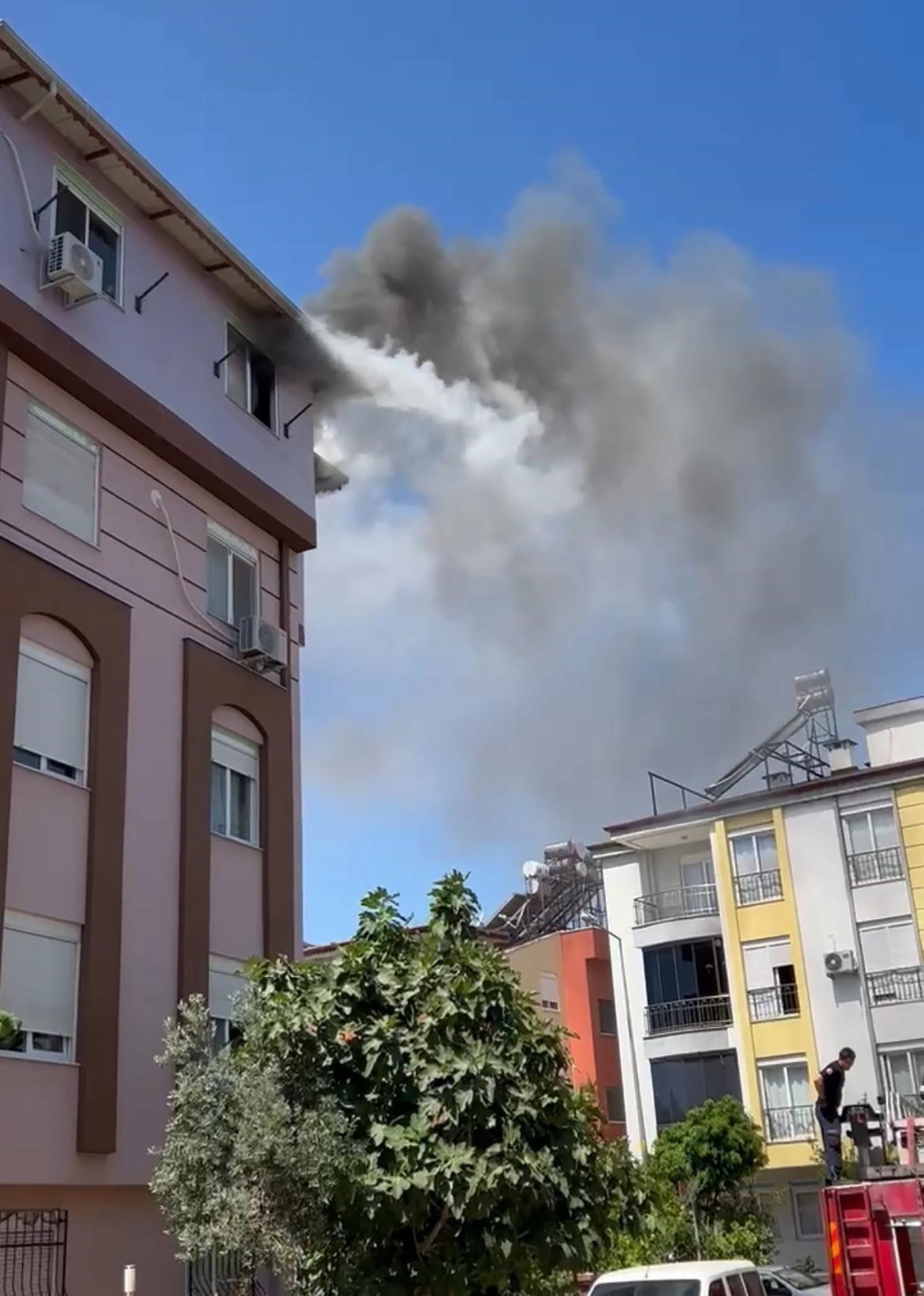 Antalyada Yangın Paniği Apartman Dumanla Kaplandı (3)
