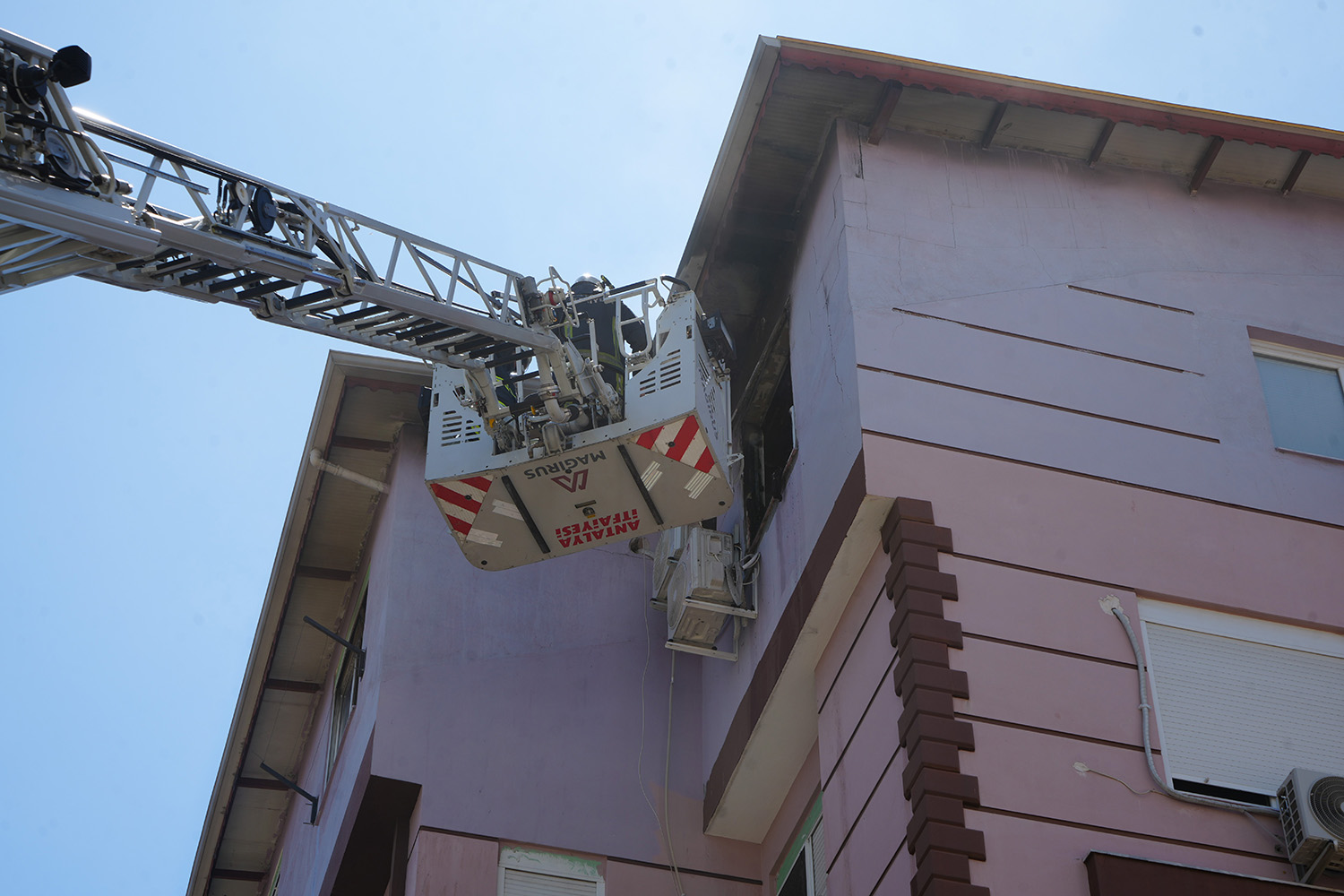 Antalyada Yangın Paniği Apartman Dumanla Kaplandı (4)