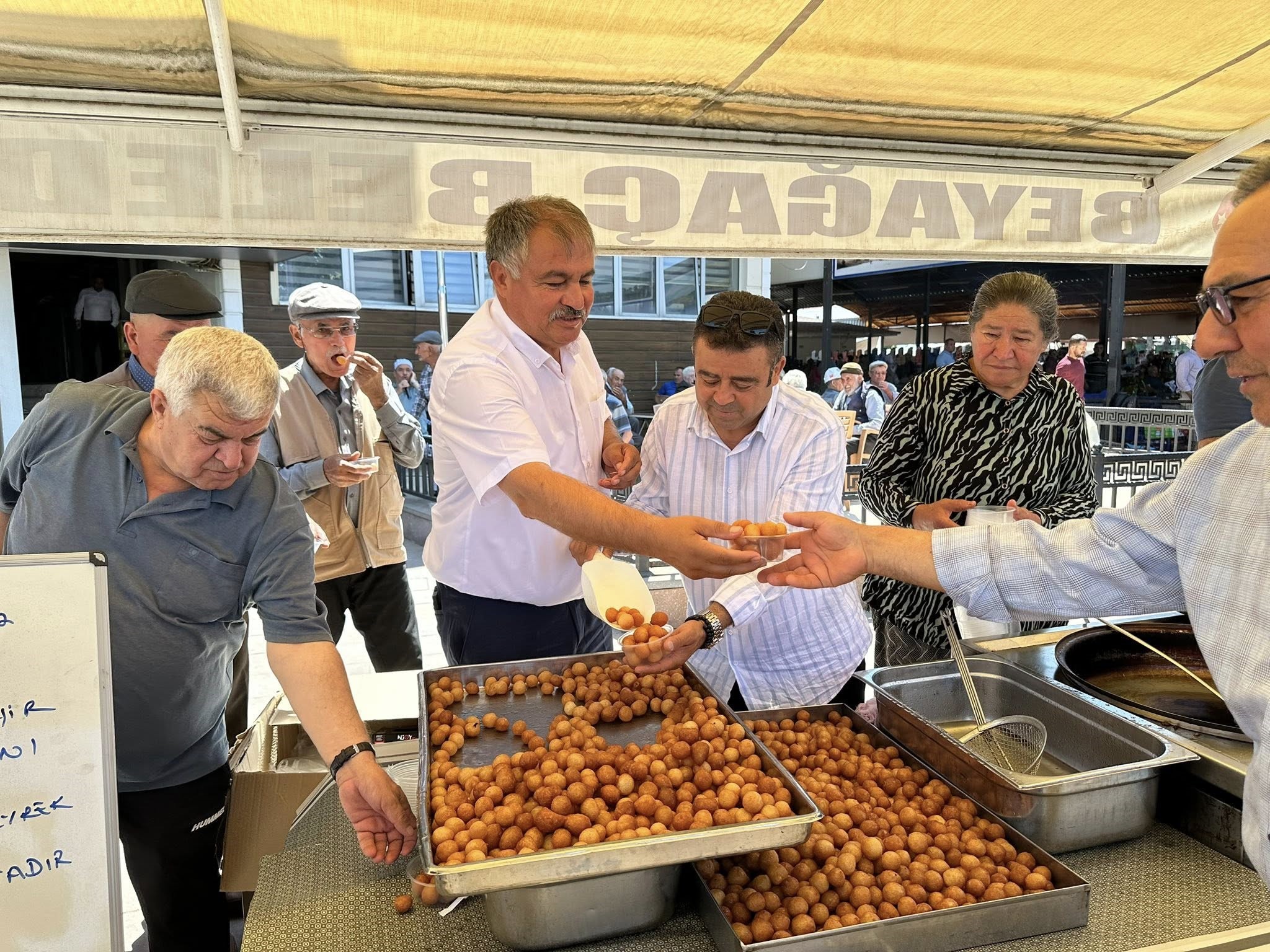 Baskan Putun Ferdi Zeyrek Anisina Lokma Dagitti (1)