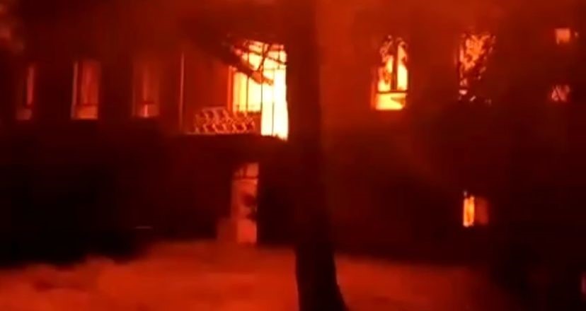 Ciğerleri Yakan Yangın! Türkiye Cumhuriyeti’nin Ilk Okulu Kül Oldu (1)