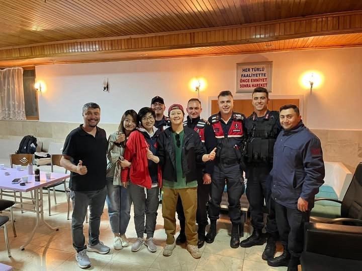 Çinli Turistler, Kendilerini Misafir Eden Yaşlı Kadına Ana, Seni Çok Seviyoruz Diye Veda Etti (2)