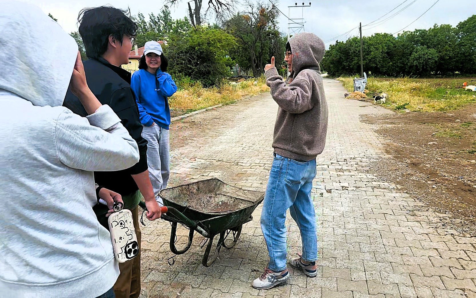 Çinli Turistler, Kendilerini Misafir Eden Yaşlı Kadına Ana, Seni Çok Seviyoruz Diye Veda Etti (3)