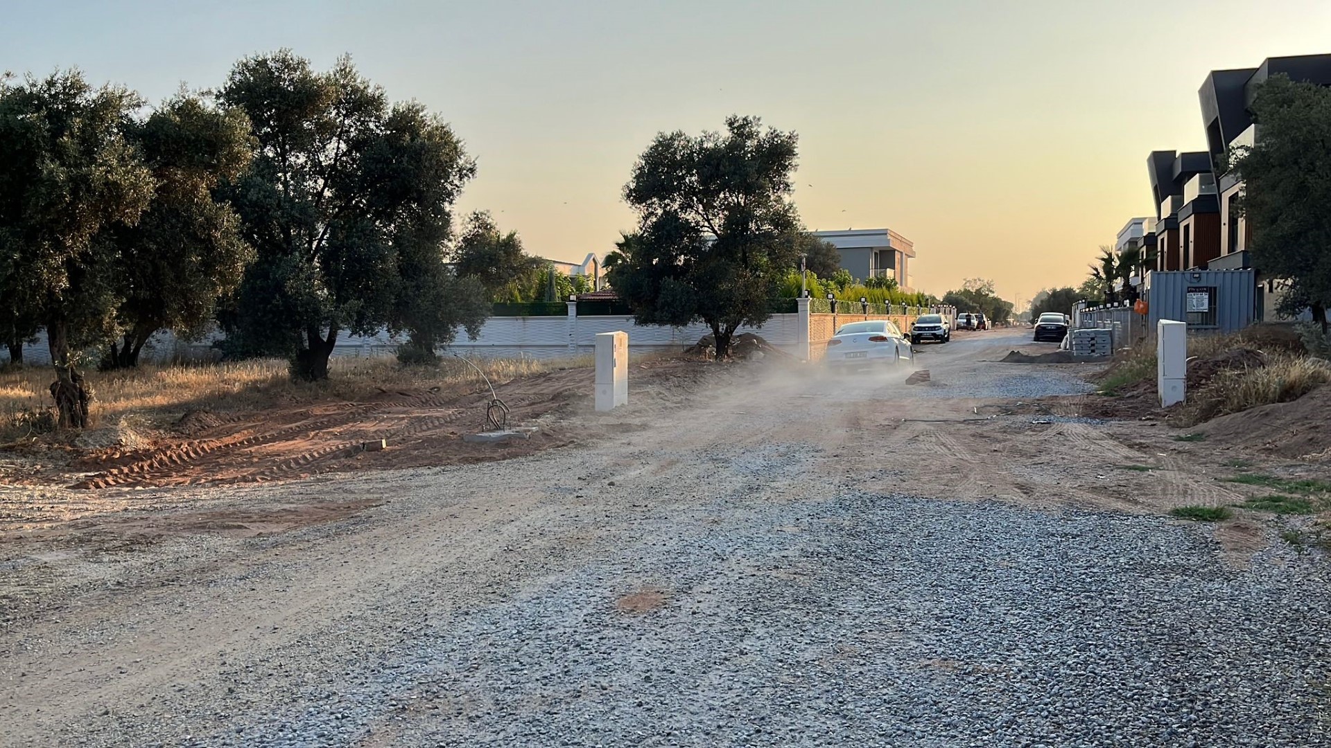 Efeler'de Vatandaşlar Isyan Etti, Belediye Başkanı Yetişkin'e Seslenen Vatandaşlar 'Yol' Istedi (3) (Large)