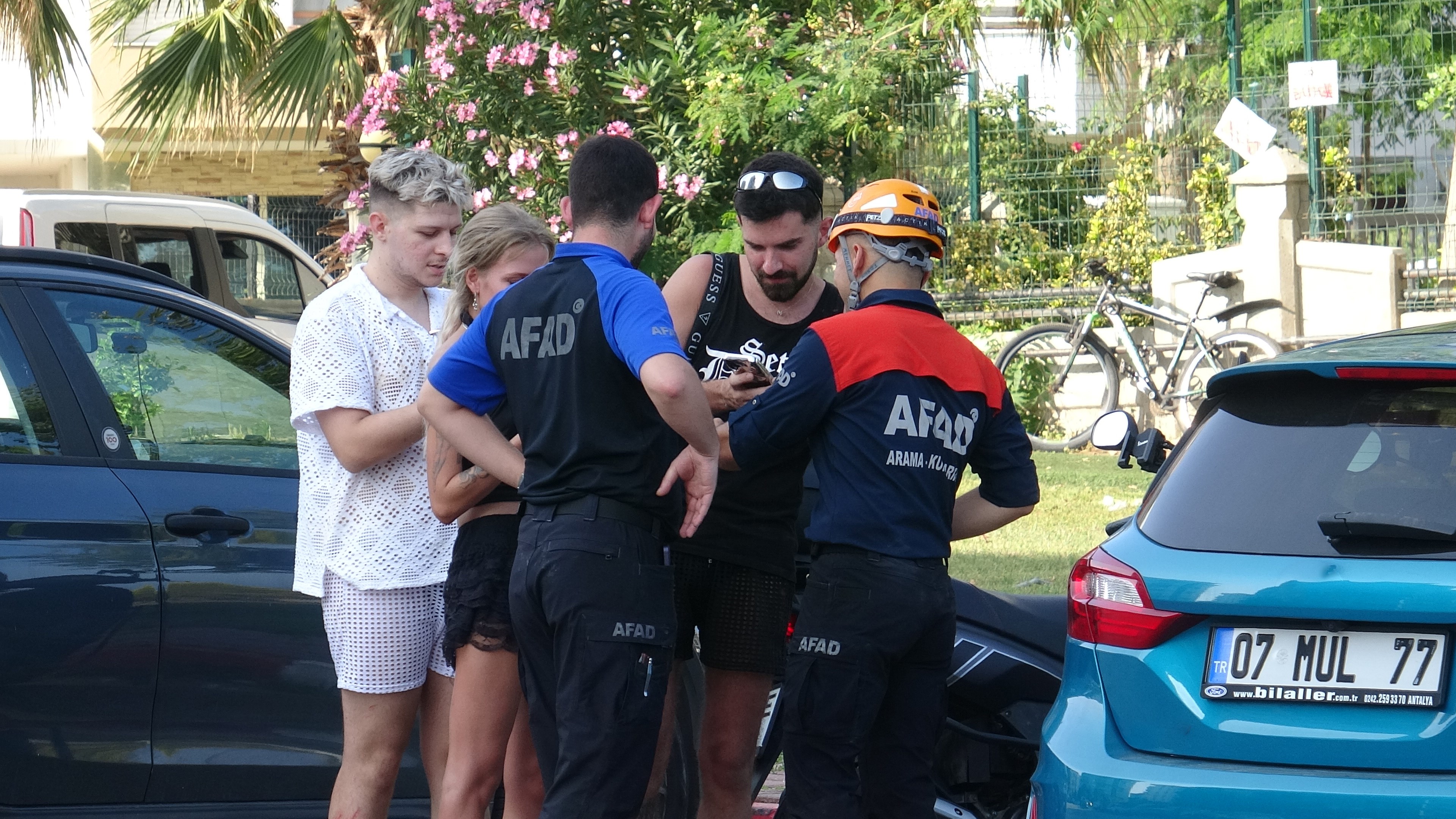 Falezlerden Deniz Kenarına Inip Mahsur Kalan 3 Turist Kurtarıldı (2)