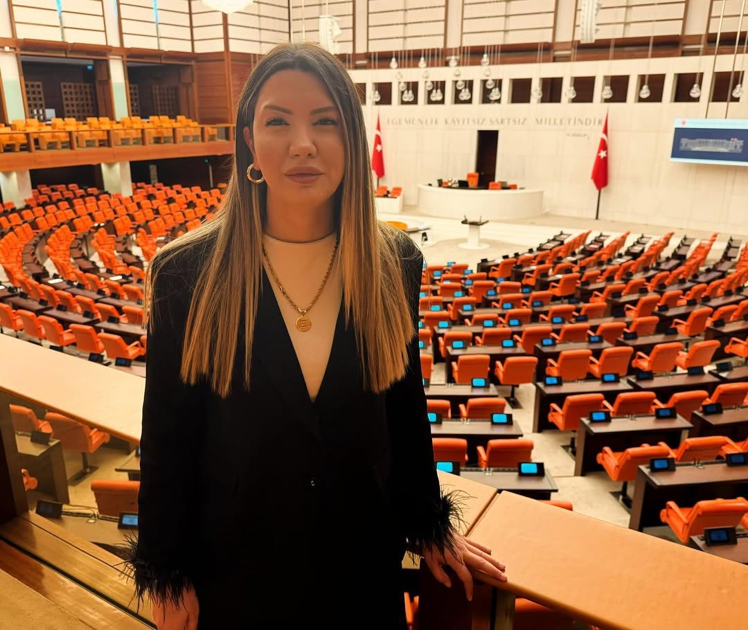 Fulya Öztürk Evli Mi 2L
