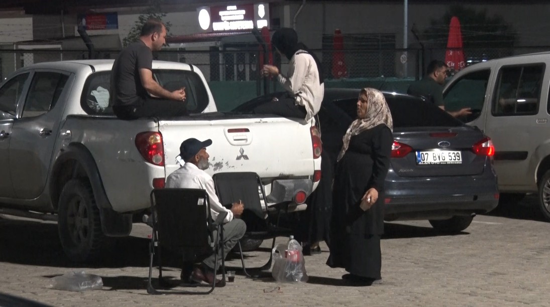 İnfaz Düzenlemesi Yürürlüğe Girdi, Cezaevi Önünde Halay Çekip Yakınlarını Beklediler (2)
