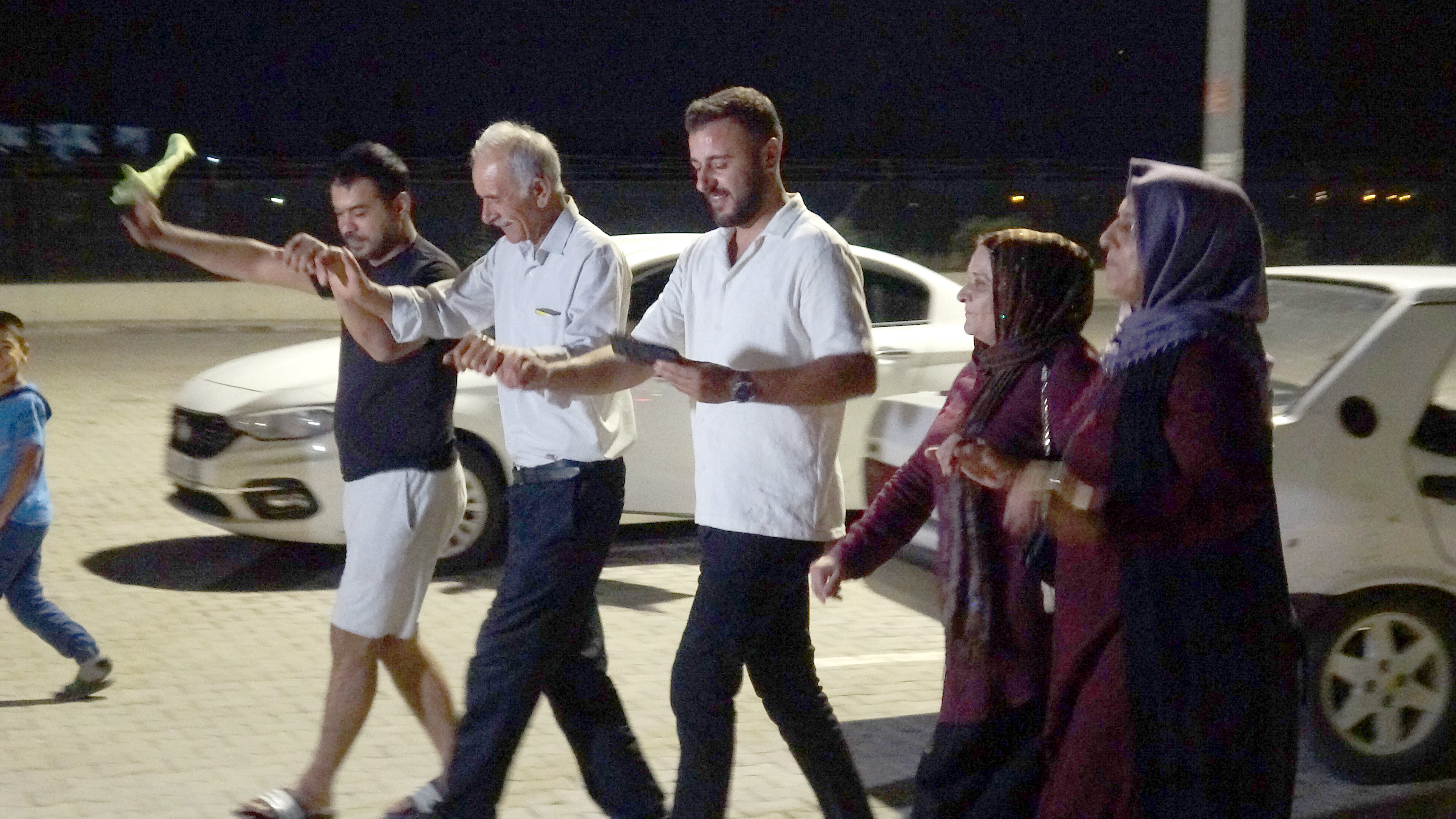 İnfaz Düzenlemesi Yürürlüğe Girdi, Cezaevi Önünde Halay Çekip Yakınlarını Beklediler (4)