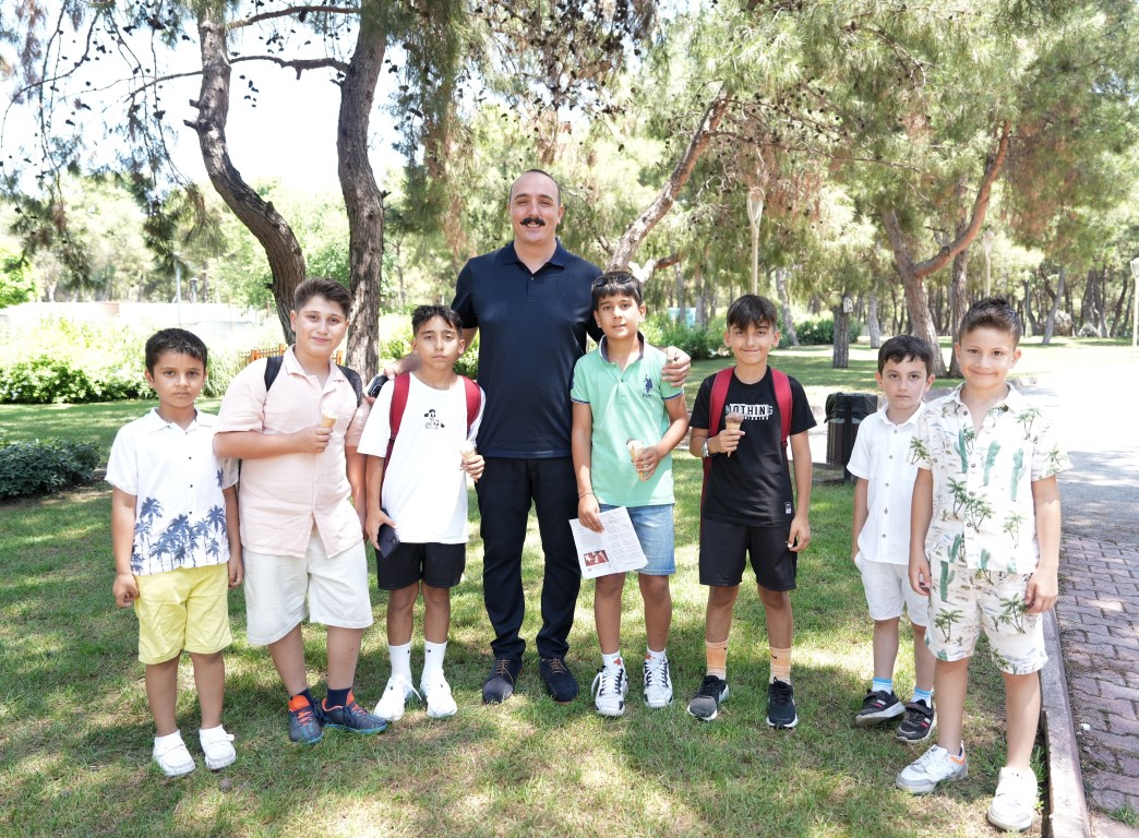 Konyaaltı Belediye Başkanı Cem Kotan’dan Dondurma Hediyesi (3)
