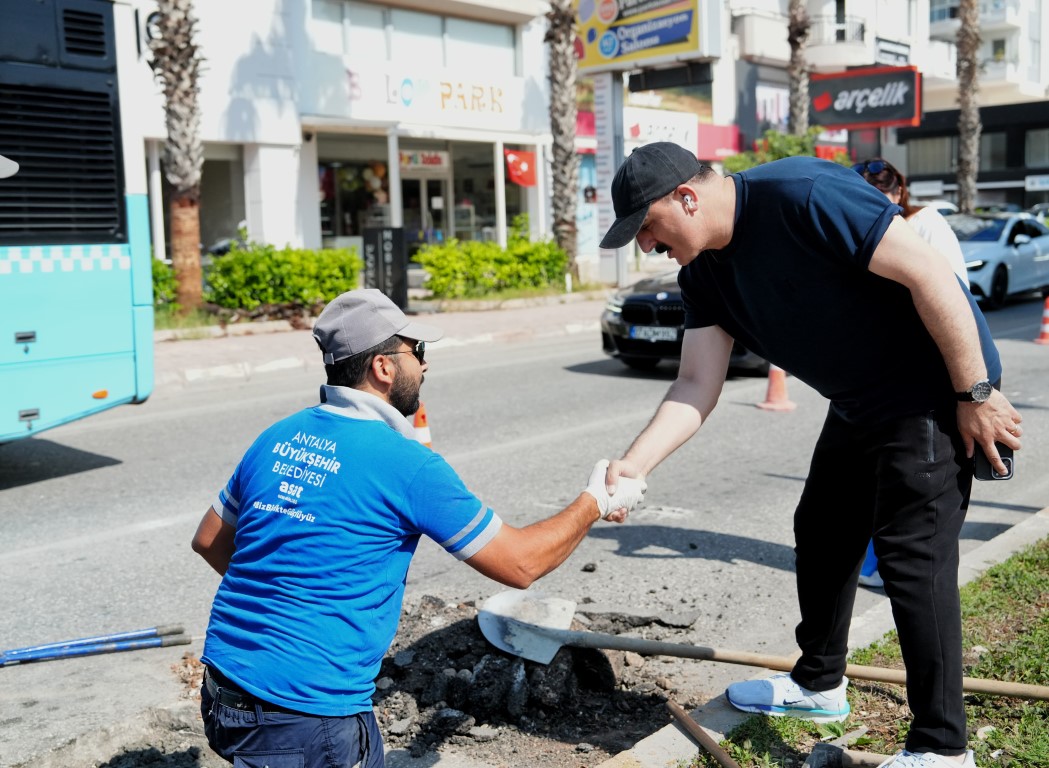 Kotan Hem Denetledi̇ Hem De Bayramlaşti (1)